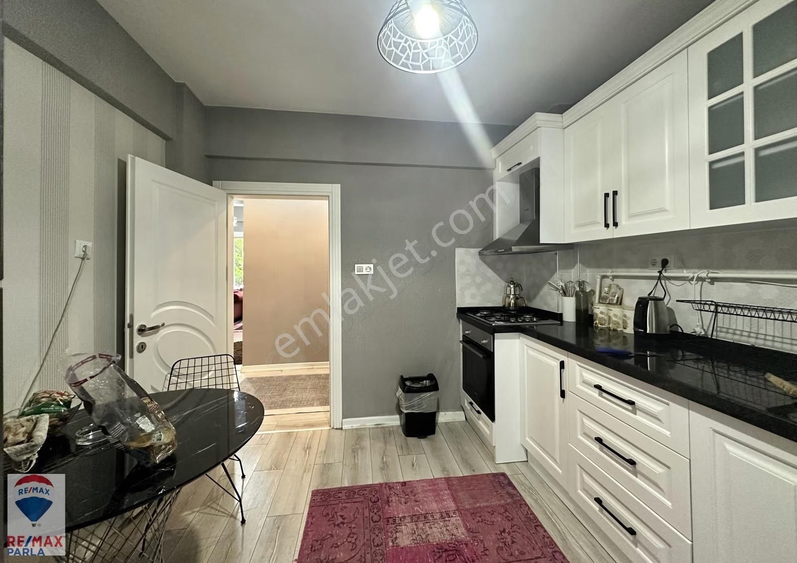 Remax Parla M.kaan Ak | Ömürevleri Sahil'de 1.katta 3+1 Daire ! - Görsel 3