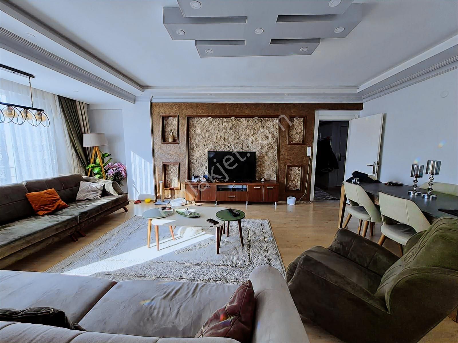 Malkarada Çok Özel Dekorasyonlu Şahane 3+1 Geniş Satılık Daire
