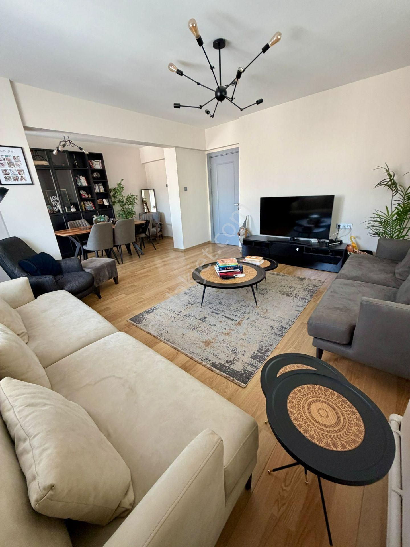 Adnan Süvari'de Özel Dekorasyonlu Şık 2+1 D.gazlı Otoparklı Kiralık Daire