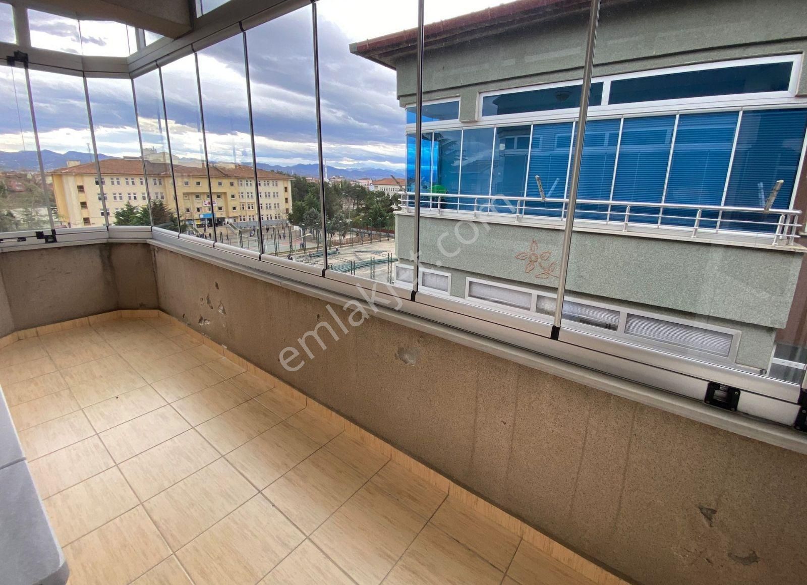 Lerox Uçardan Okullar Bölgesinde Satılık Geniş Daire - Görsel 4