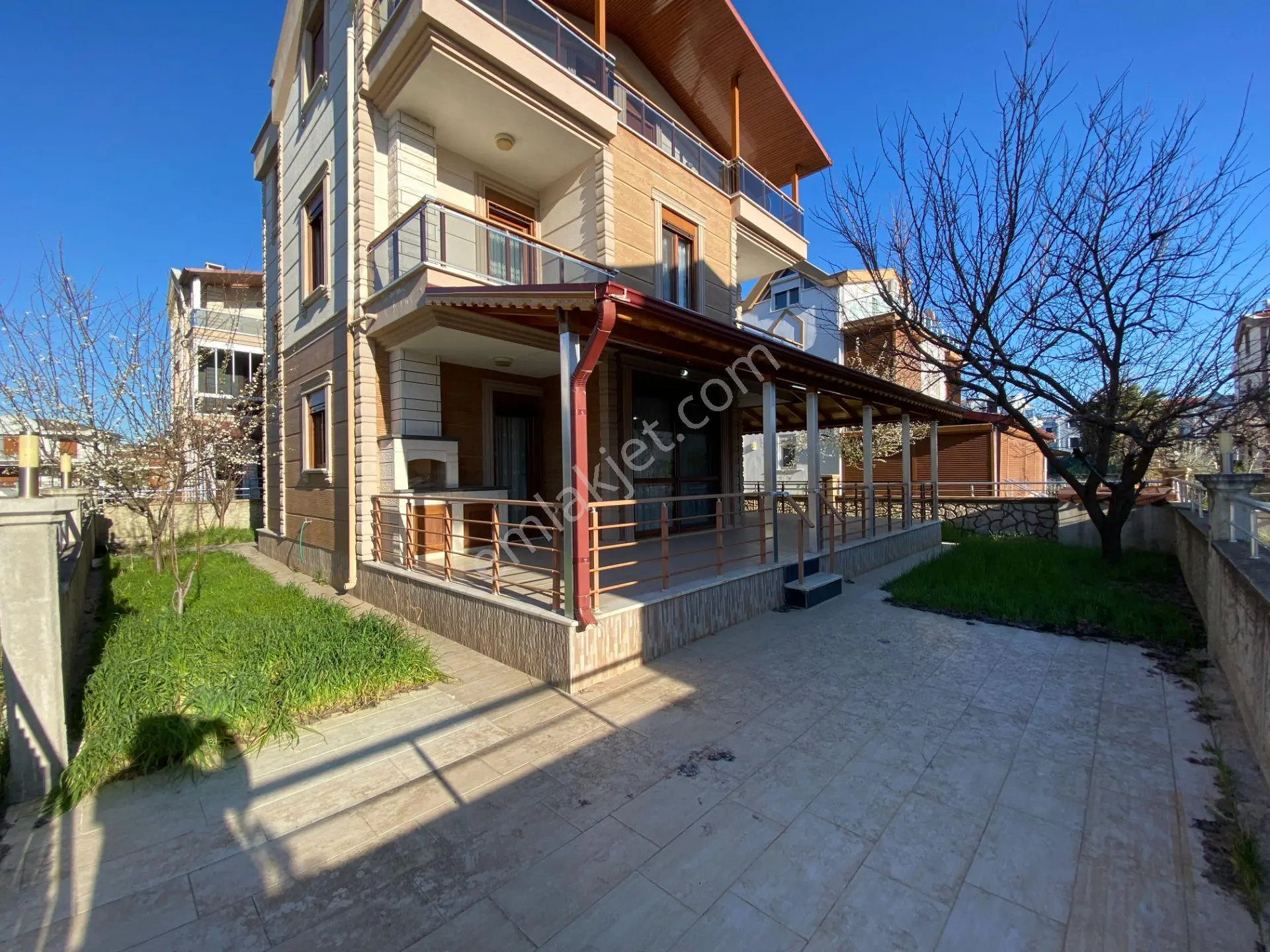 Ayvalık Altınova Yorgun'da Satılık Eşyalı 5+1 Villa