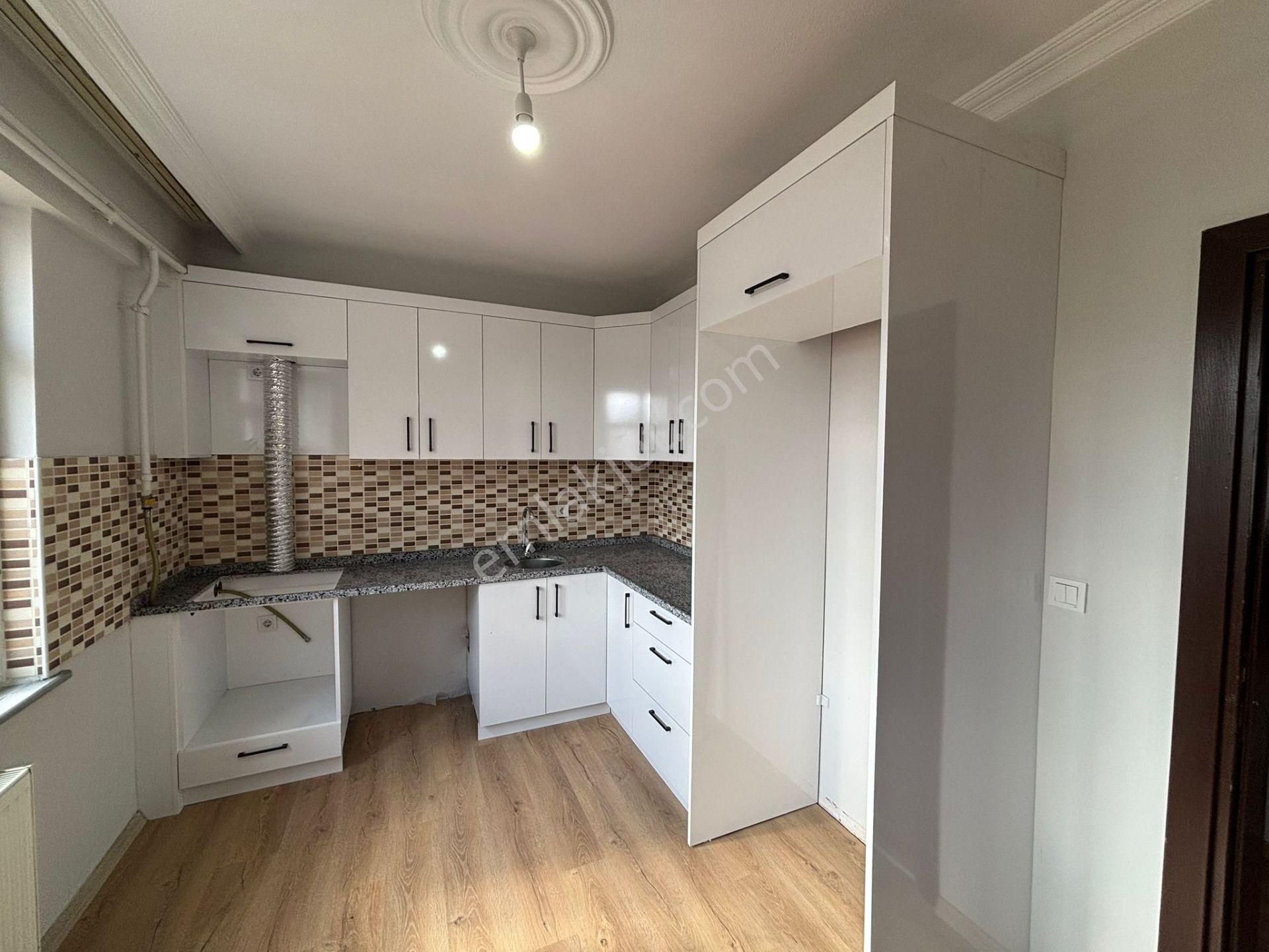 **eryıldız Gayrimenkul'den**fevzipaşa Mah.merkezde Kiralık 2+1 Ön Cephe - Görsel 3