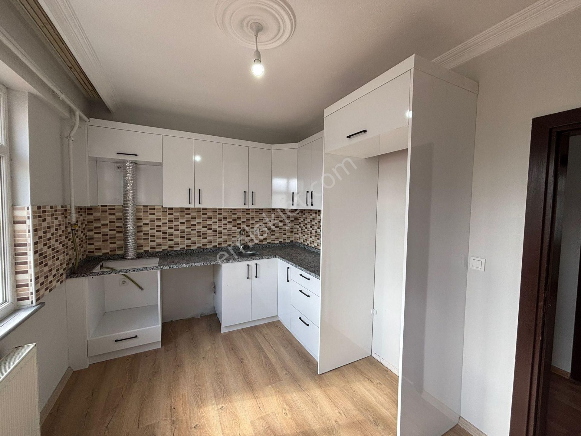 **eryıldız Gayrimenkul'den**fevzipaşa Mah.merkezde Kiralık 2+1 Ön Cephe - Görsel 7