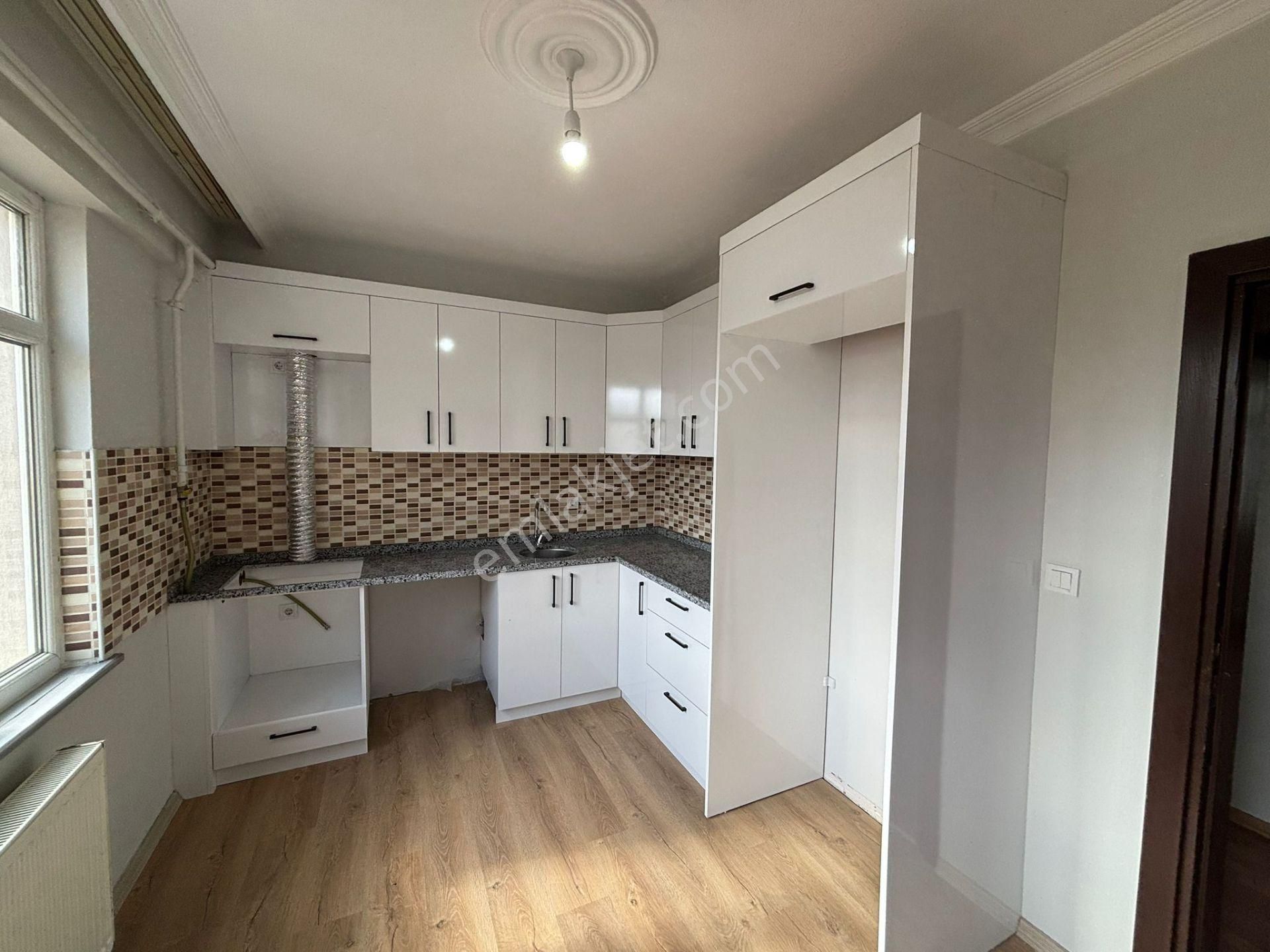 **eryıldız Gayrimenkul'den**fevzipaşa Mah.merkezde Kiralık 2+1 Ön Cephe - Görsel 9