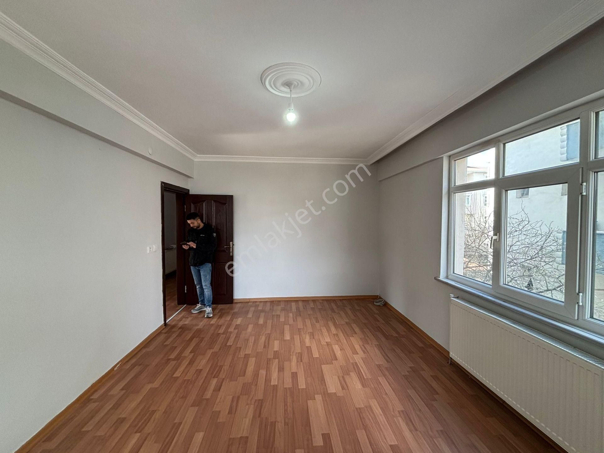 **eryıldız Gayrimenkul'den**fevzipaşa Mah.merkezde Kiralık 2+1 Ön Cephe - Görsel 13