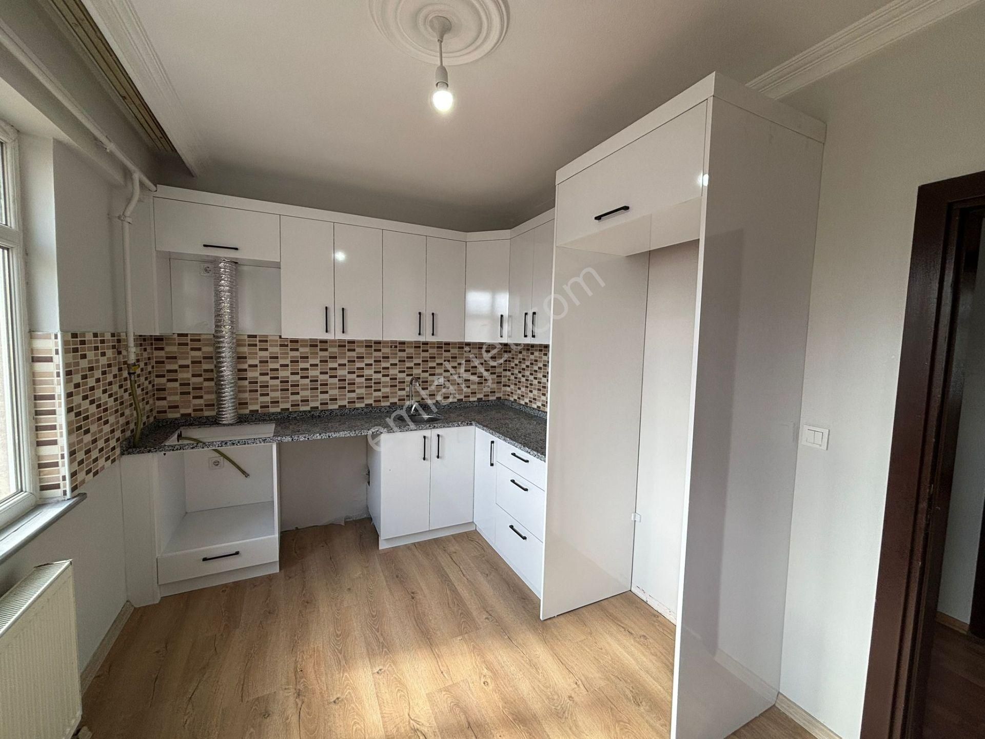 **eryıldız Gayrimenkul'den**fevzipaşa Mah.merkezde Kiralık 2+1 Ön Cephe - Görsel 8