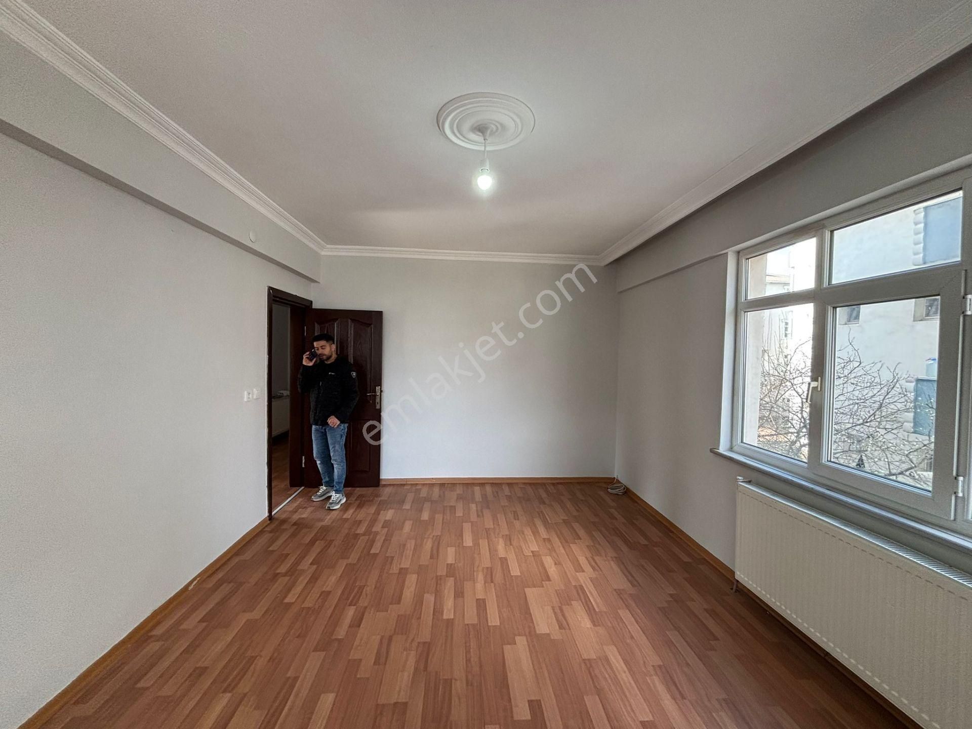 **eryıldız Gayrimenkul'den**fevzipaşa Mah.merkezde Kiralık 2+1 Ön Cephe - Görsel 15