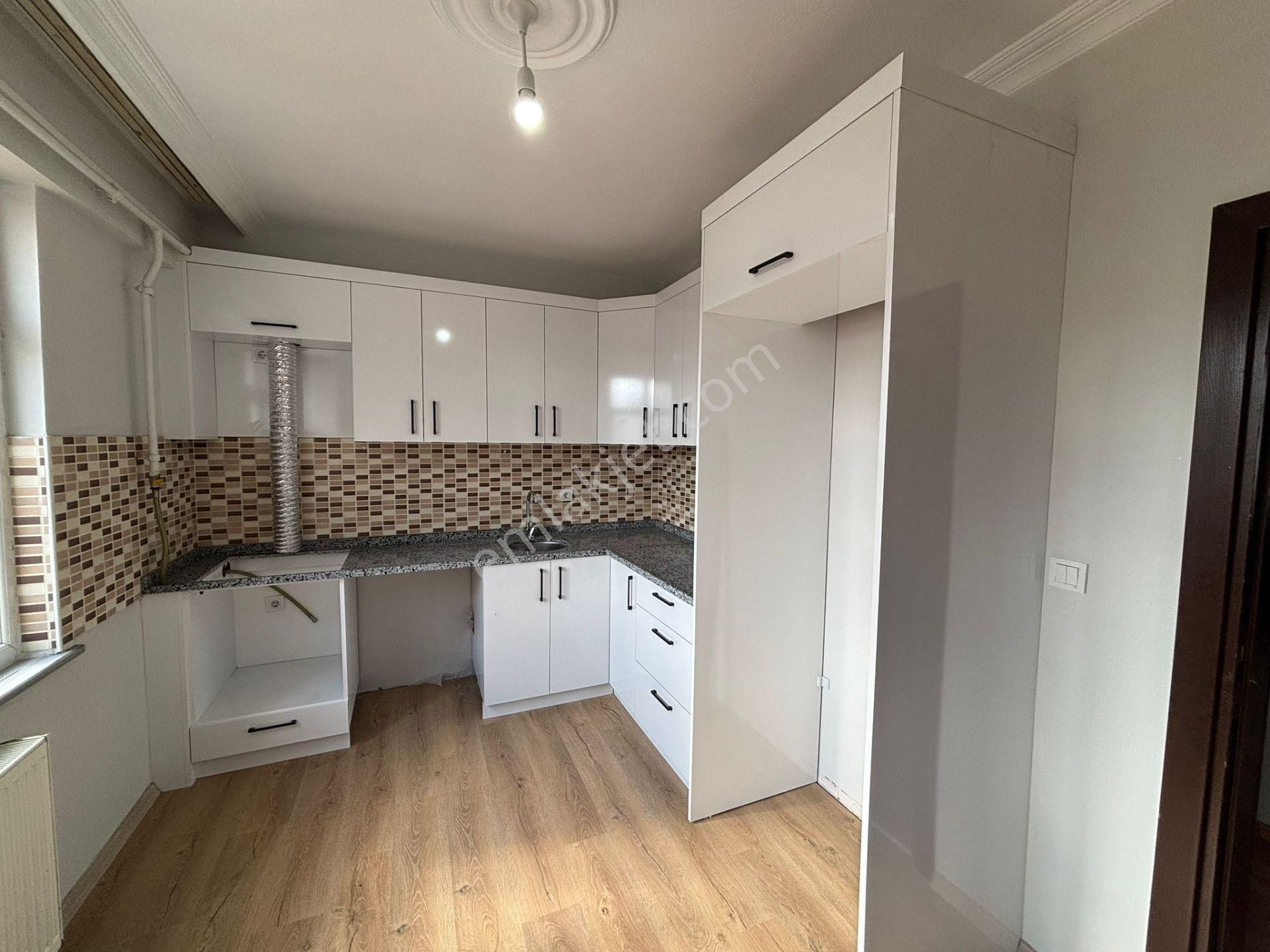 **eryıldız Gayrimenkul'den**fevzipaşa Mah.merkezde Kiralık 2+1 Ön Cephe