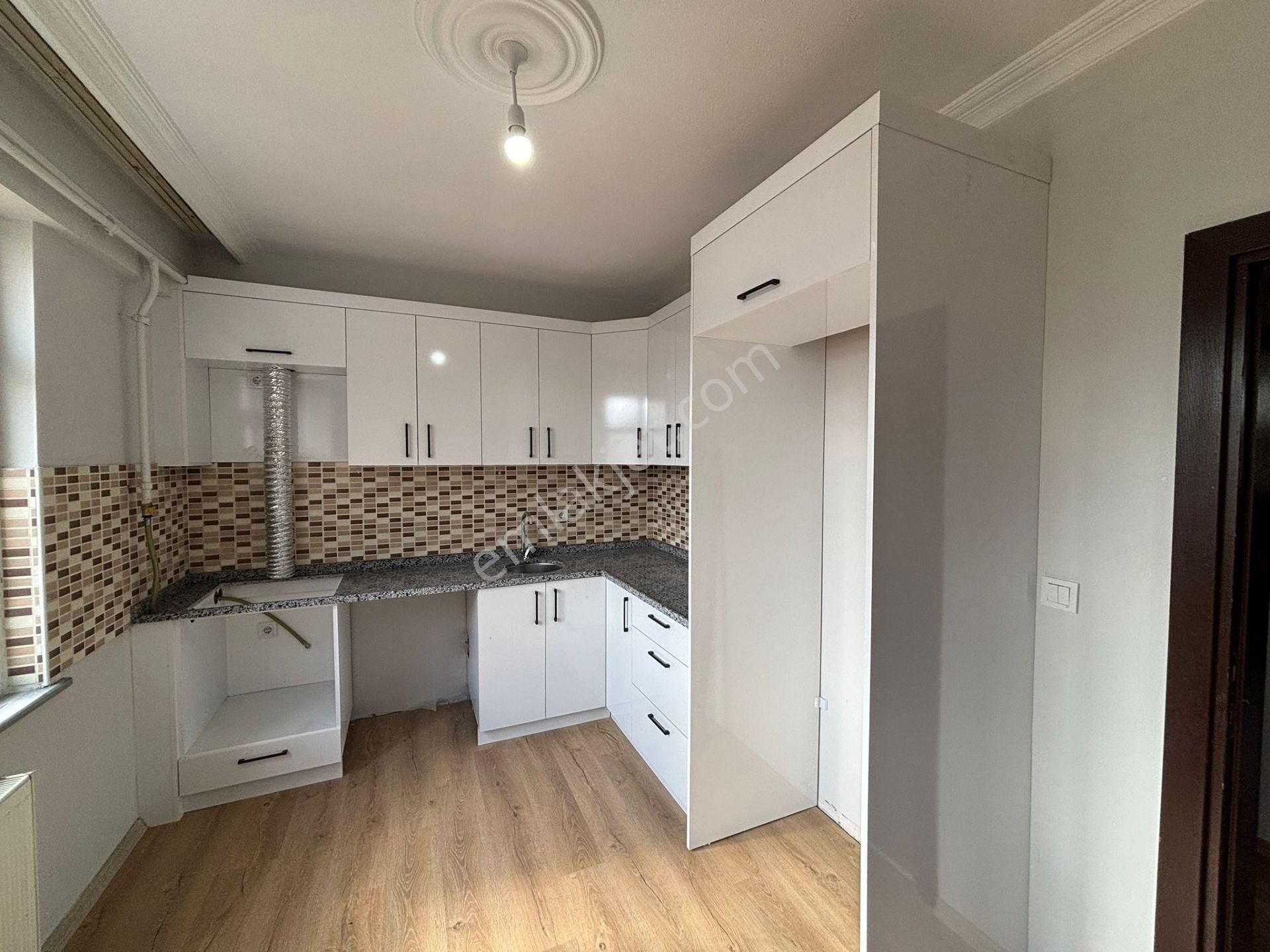 **eryıldız Gayrimenkul'den**fevzipaşa Mah.merkezde Kiralık 2+1 Ön Cephe - Görsel 2