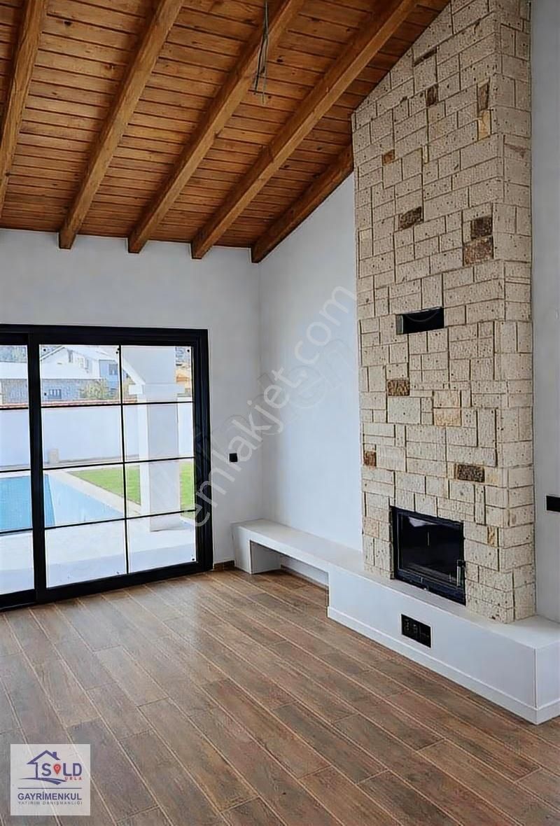 Urlada Satılık Özel Havuzlu & Bahçeli 3+1 Villa