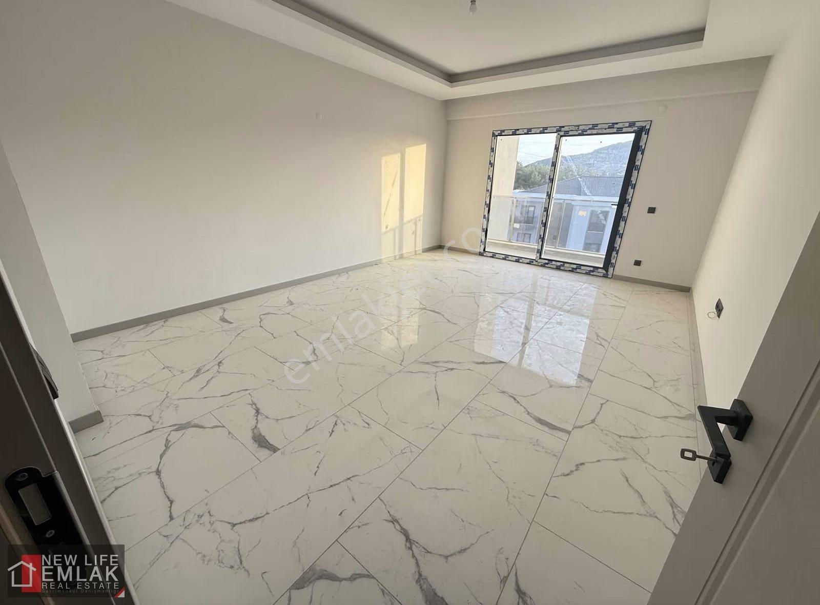 Kuşadası Garaj Arkasında Satılık 3+1 Havuzlu Site