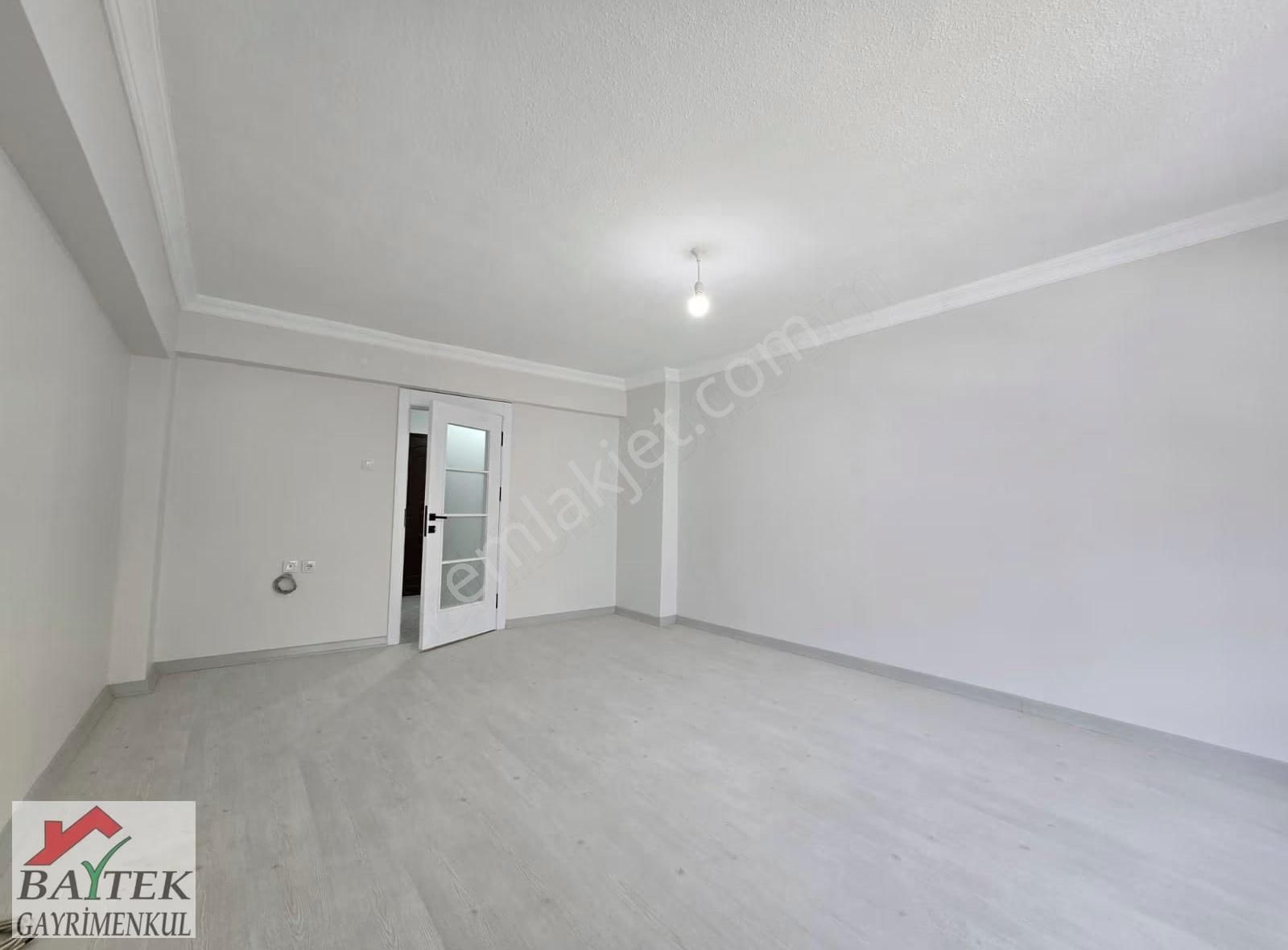 Dikmen'de İçi Full Yapılı Açık Otoparklı Ön Cephe Ferah 2+1daire - Görsel 13