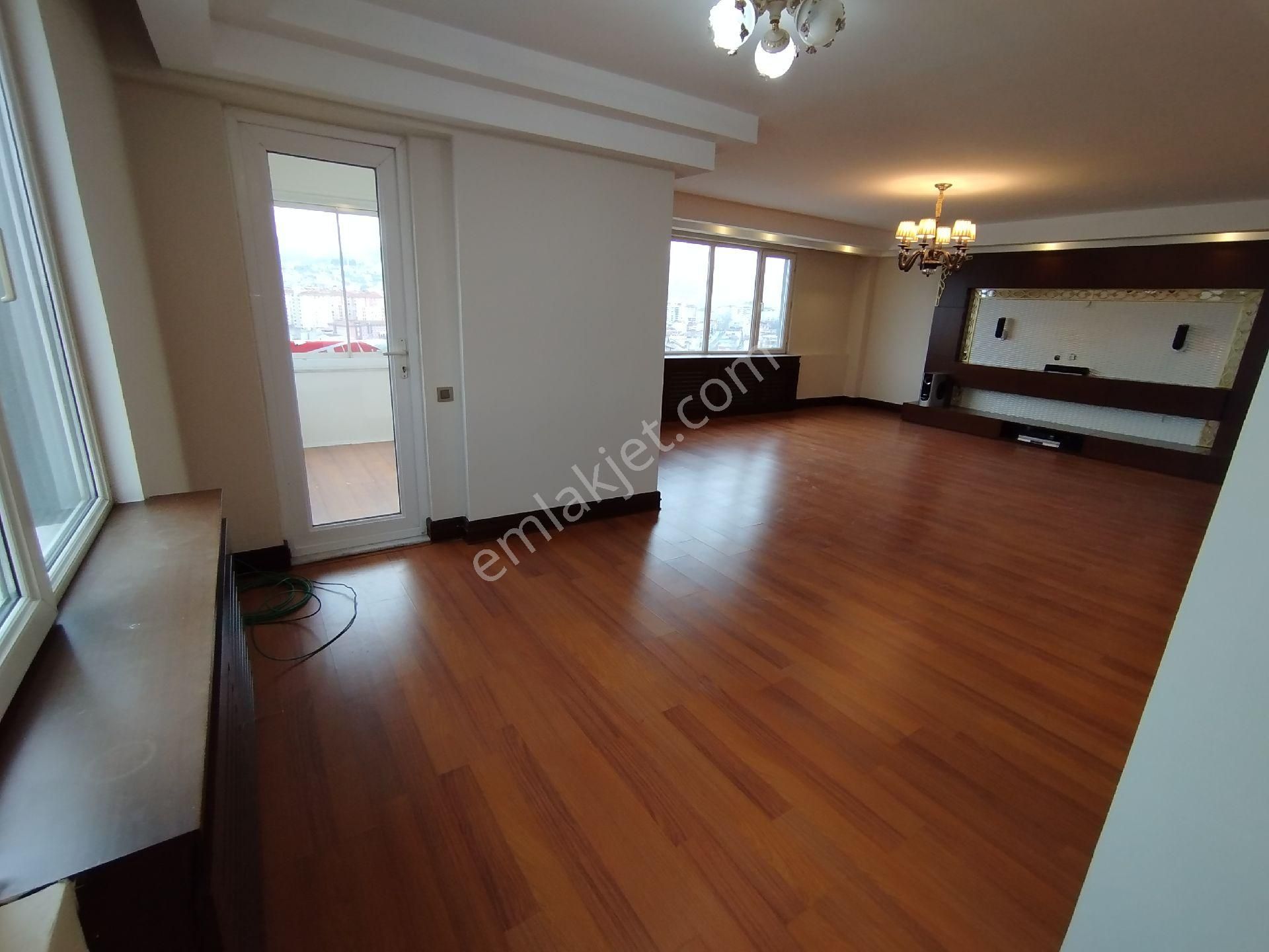 Yeski Emlâk İnşaattan Satılık Merkezi Konumda Caddeye Cephe