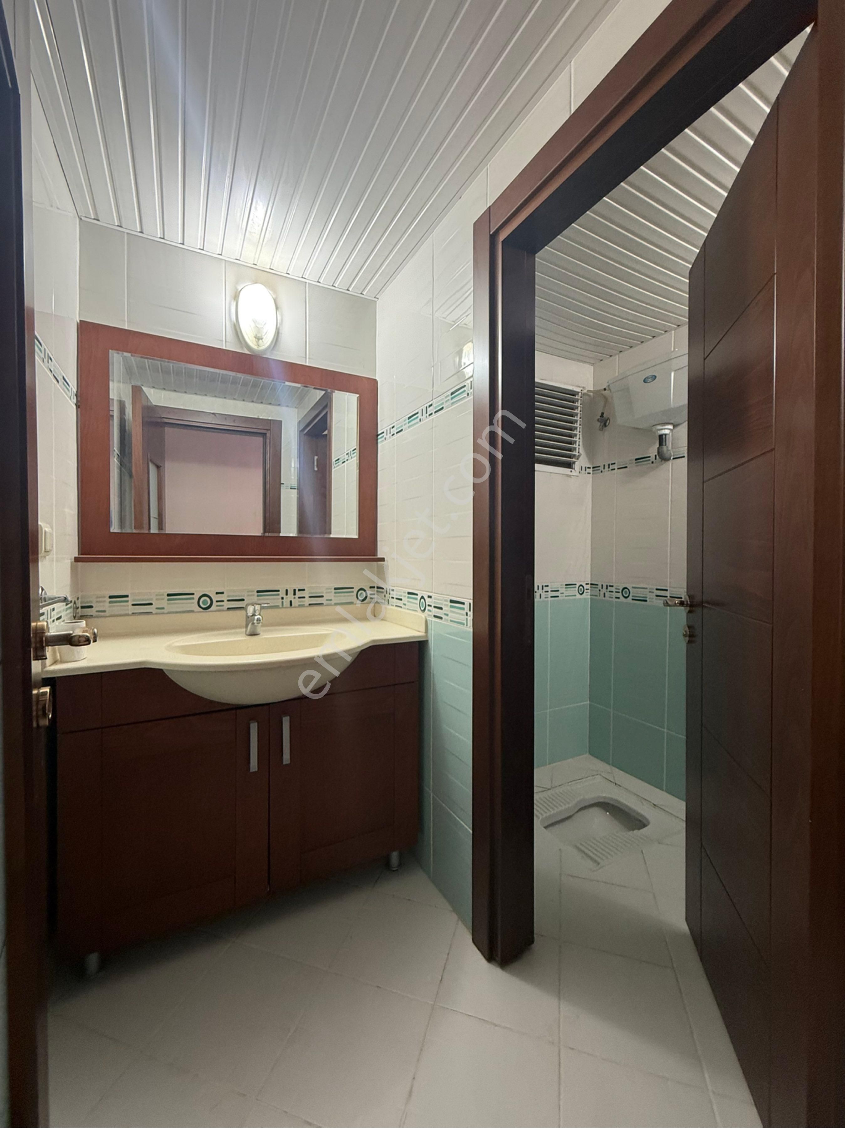 Panoromik Göl Manzaralı Çok Geniş 4+1 Kapalı Mutfak Çift Banyo Direk Hasarsız Kiralık Daire Kaçmaz!! - Görsel 13