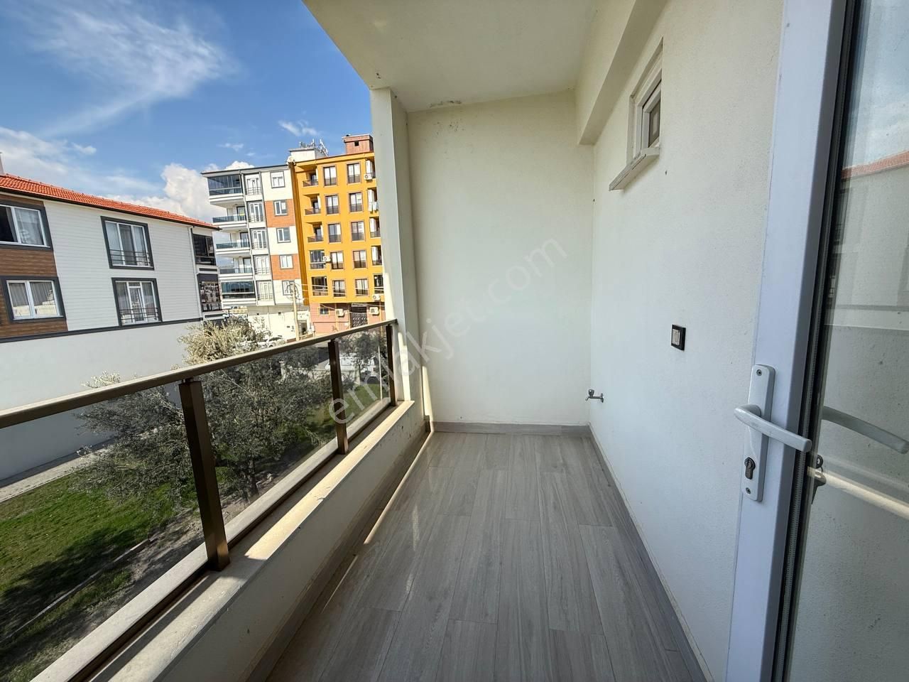Uytun'dan Kadıköyde 3 Katlı Binada Geniş Kullanışlı 2+1 Daire - Görsel 6