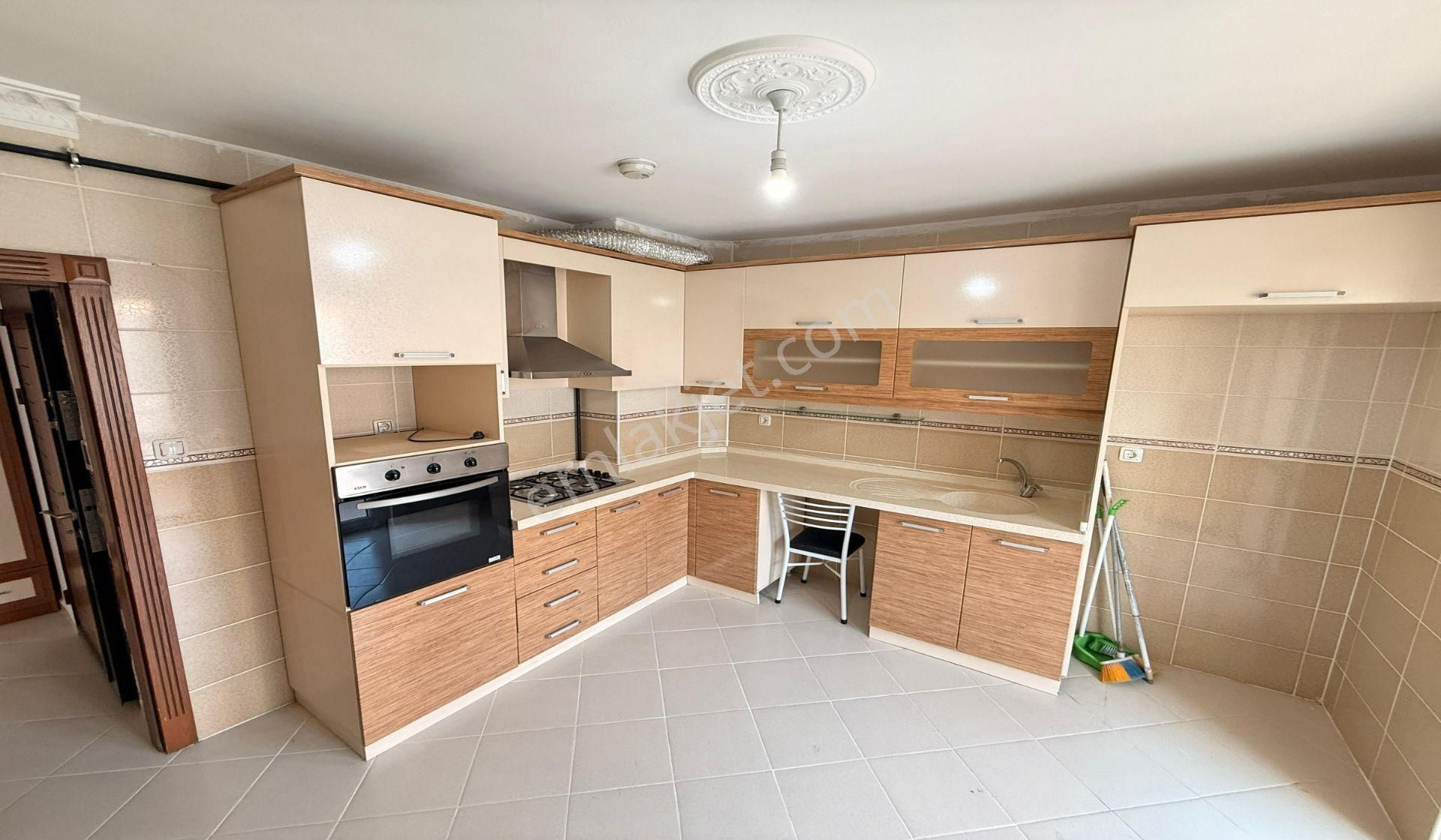 Uyanış Metroya Yürüme Mesafesinde 4+1 Asansörlü Ebeveyn Banyolu