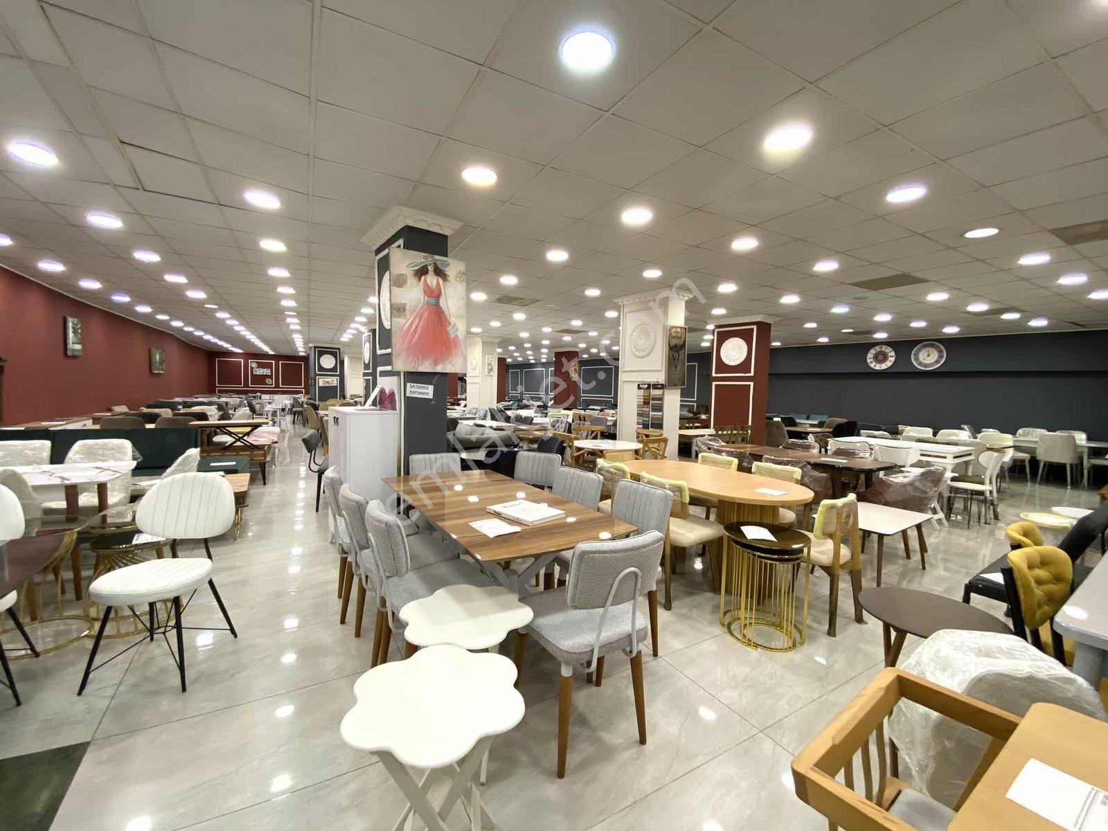 Şehit Teğmen Yavuzer Caddesi Üzerinde 750 M² Dev Ticari Dükkan