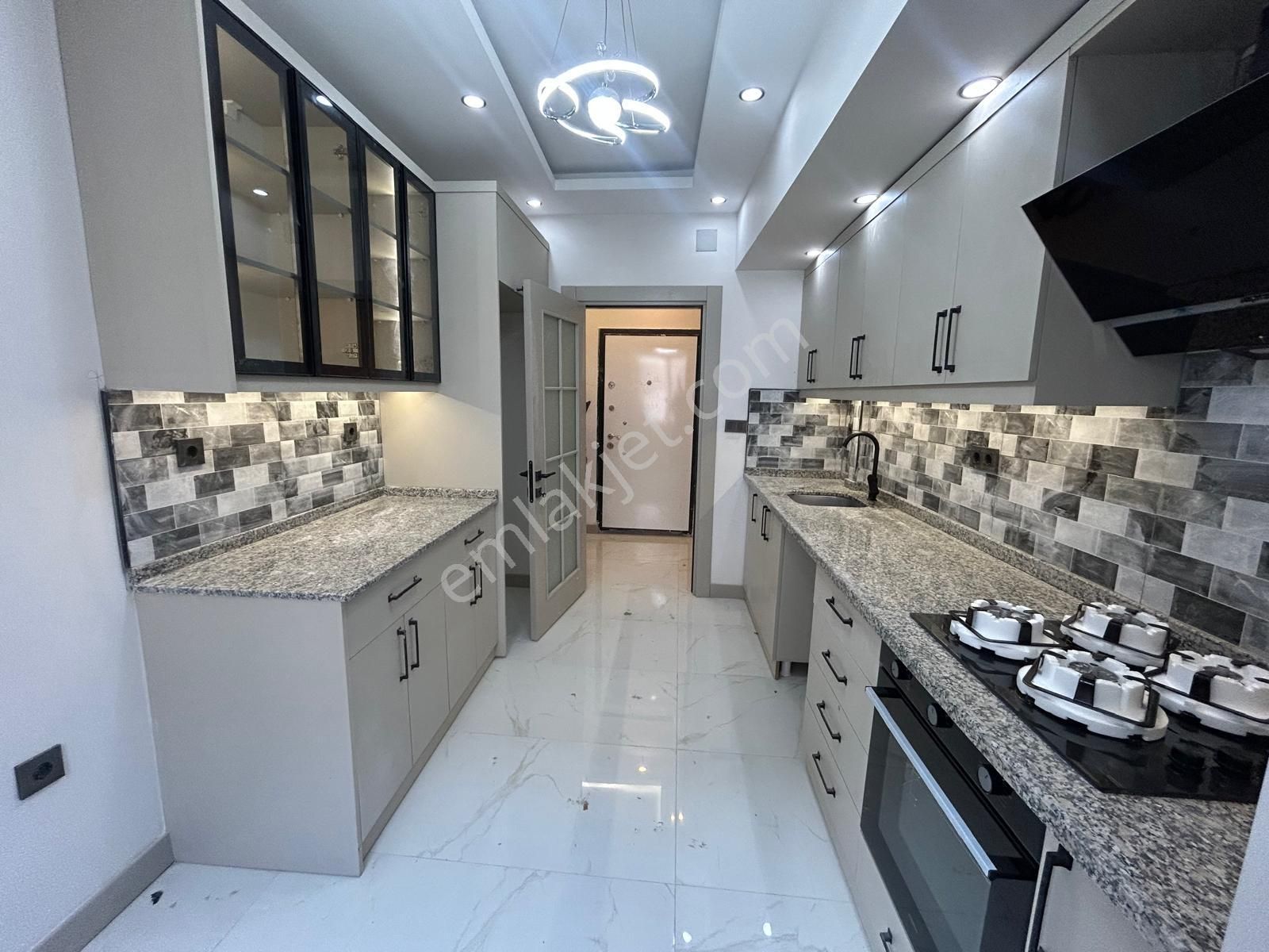 Beyazevlerde Sitede 3+1 Kapalı Mutfaklı Ekstralı Cazip Daire