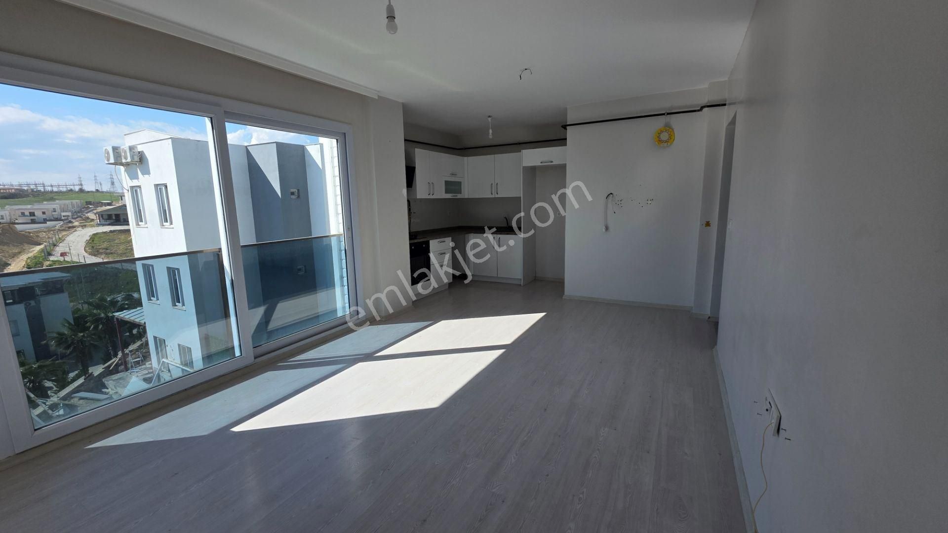 Berrin Nadir'den Az Katlı Yatay Mimari Havuzlu Güvenlikli Site İçi Teras 2+1 - Görsel 3