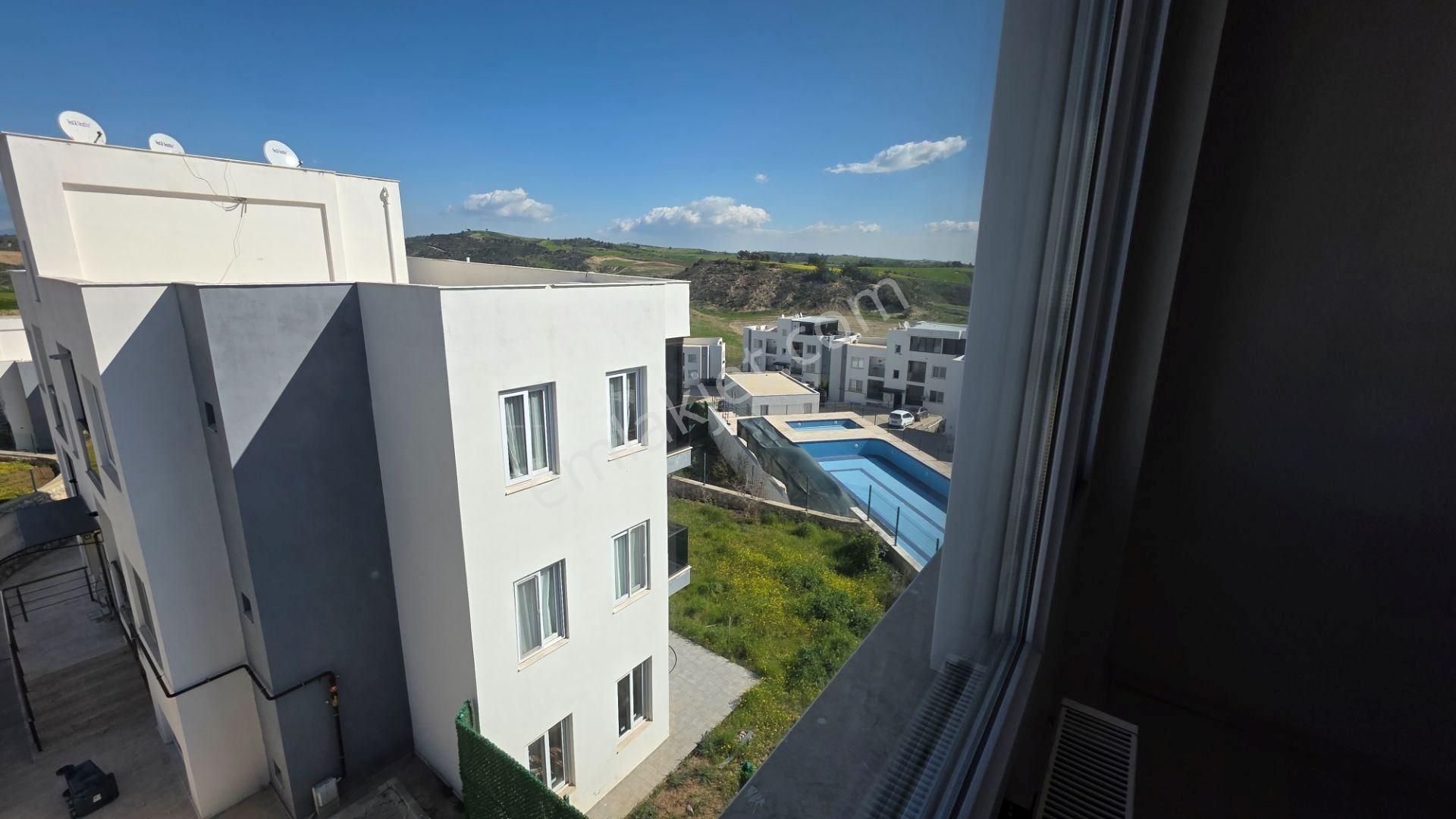 Berrin Nadir'den Az Katlı Yatay Mimari Havuzlu Güvenlikli Site İçi Teras 2+1 - Görsel 19