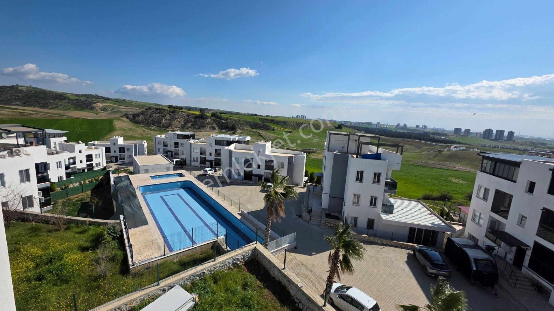 Berrin Nadir'den Az Katlı Yatay Mimari Havuzlu Güvenlikli Site İçi Teras 2+1 - Görsel 6