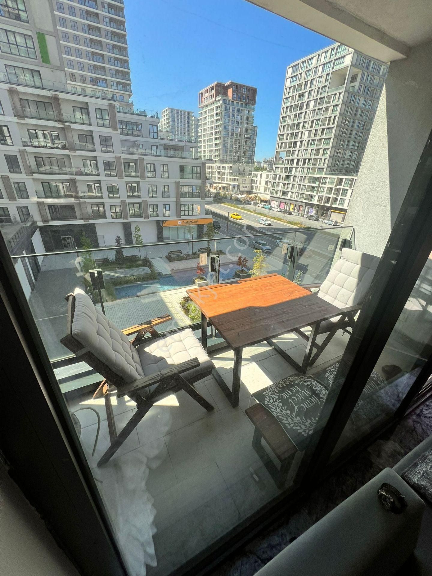 Akzirve Strada'da Eşyalı Balkonlu Tadilatlı Kiralık 1+1