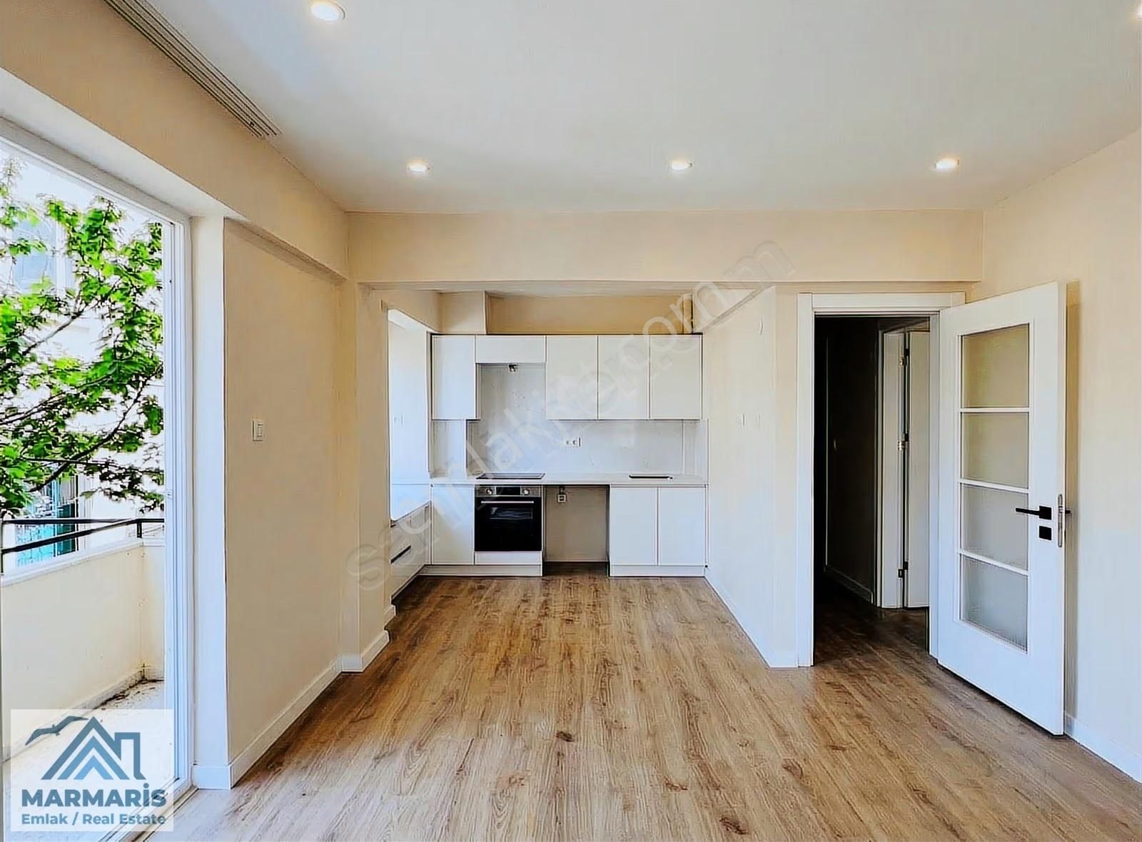 Kemeraltı 'nda Eşyasız, Yeni Tadilatlı, Kiralık 1+1 Arakat Daire