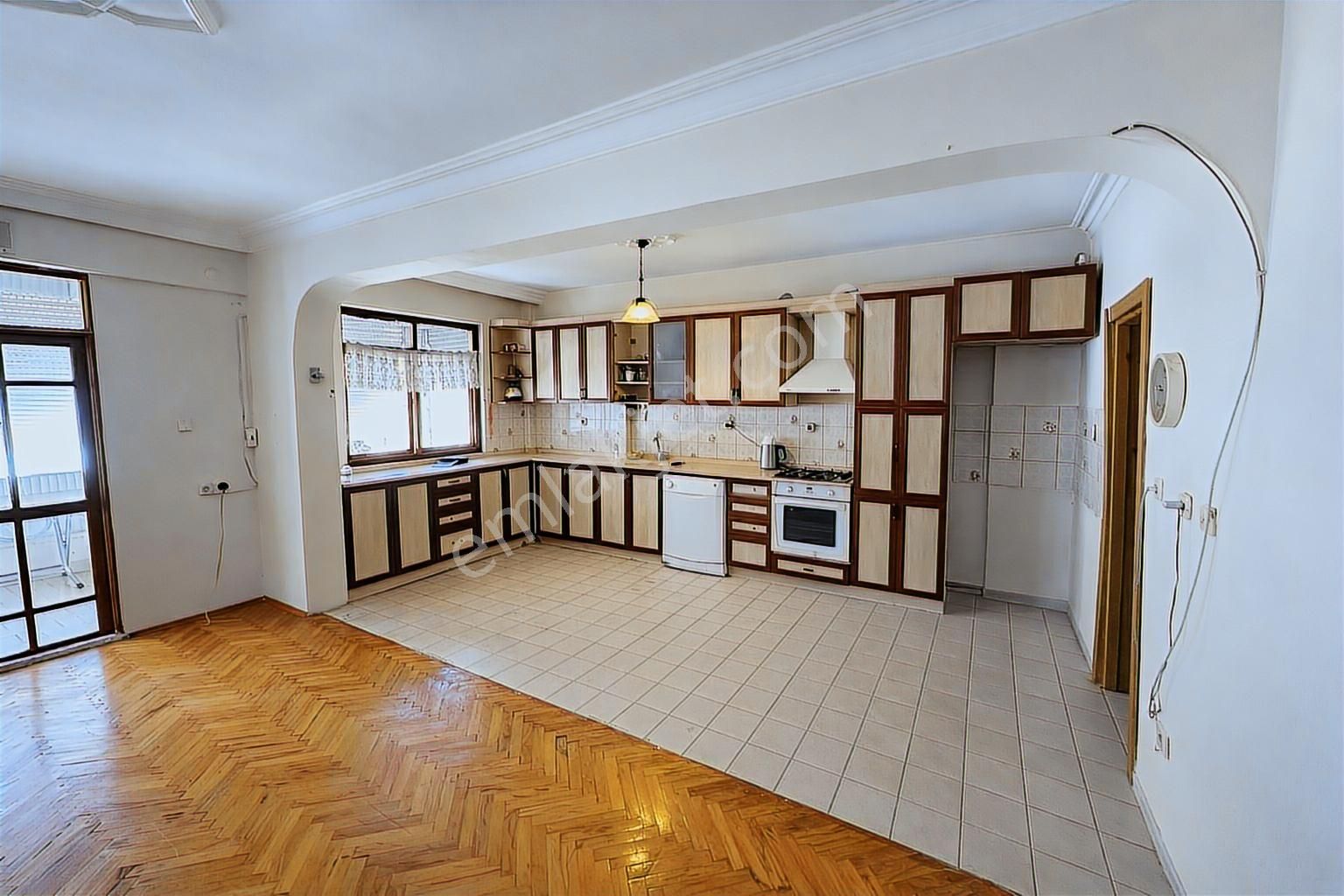 Geniş 3+1 Arakat Daire 145 M² | Gençlik Mah. | Denize 5 Dk - Görsel 15