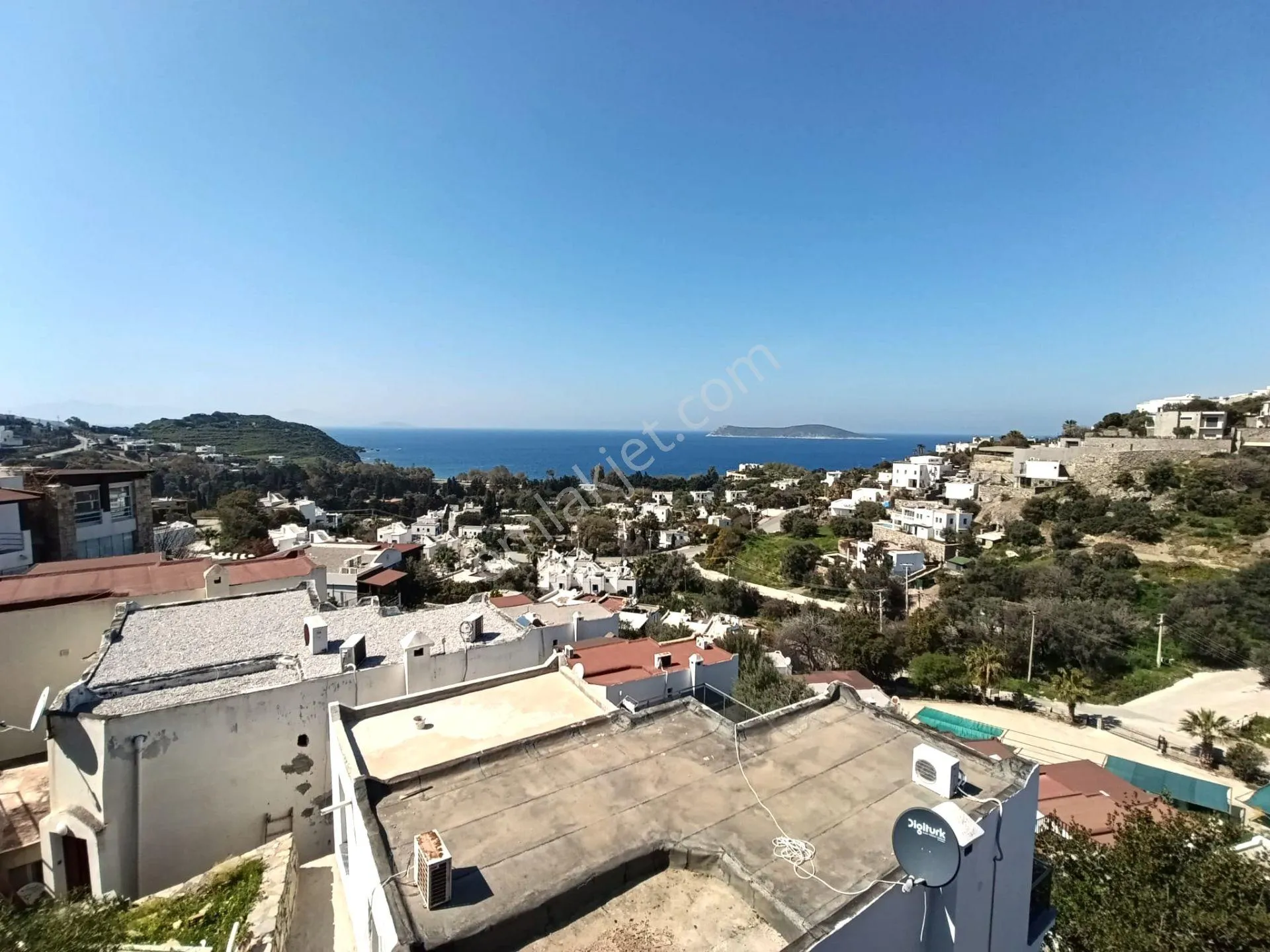 Gümüşlük’ün Kalbinde, Mavinin Her Tonuna Komşu: Tam Eşyalı 3+1 Villa