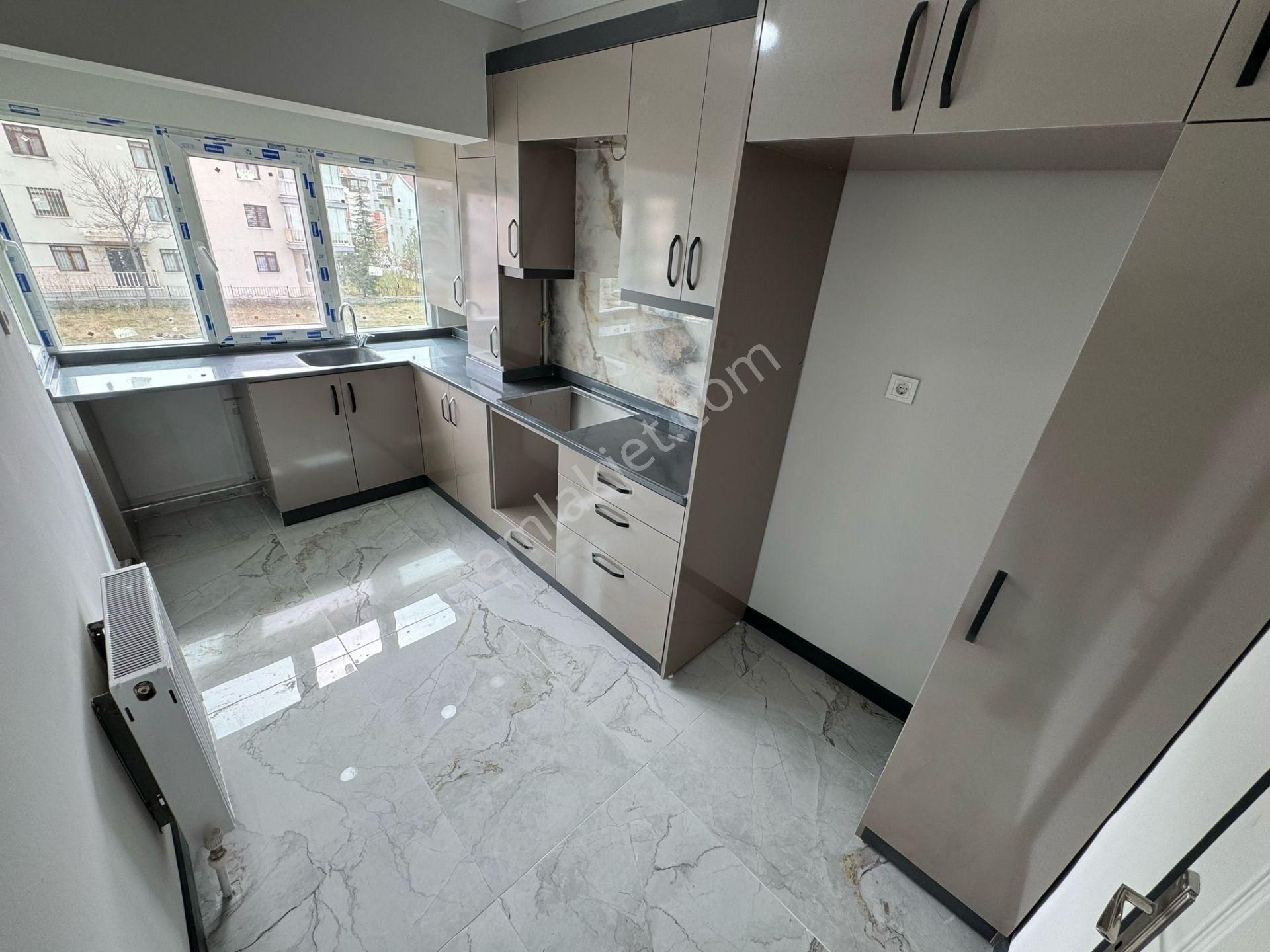 Çiçekli Cuma Pazarı Yakını 3+1 Çift Banyolu Full Yapılı Ön Cephe - Görsel 2