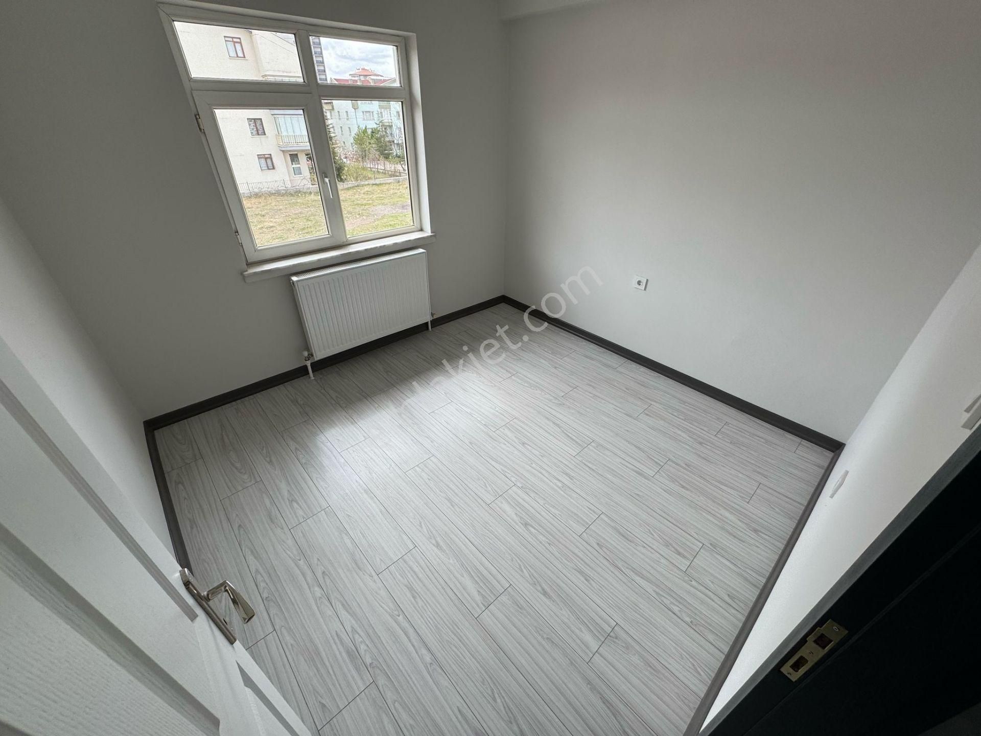 Çiçekli Cuma Pazarı Yakını 3+1 Çift Banyolu Full Yapılı Ön Cephe - Görsel 23