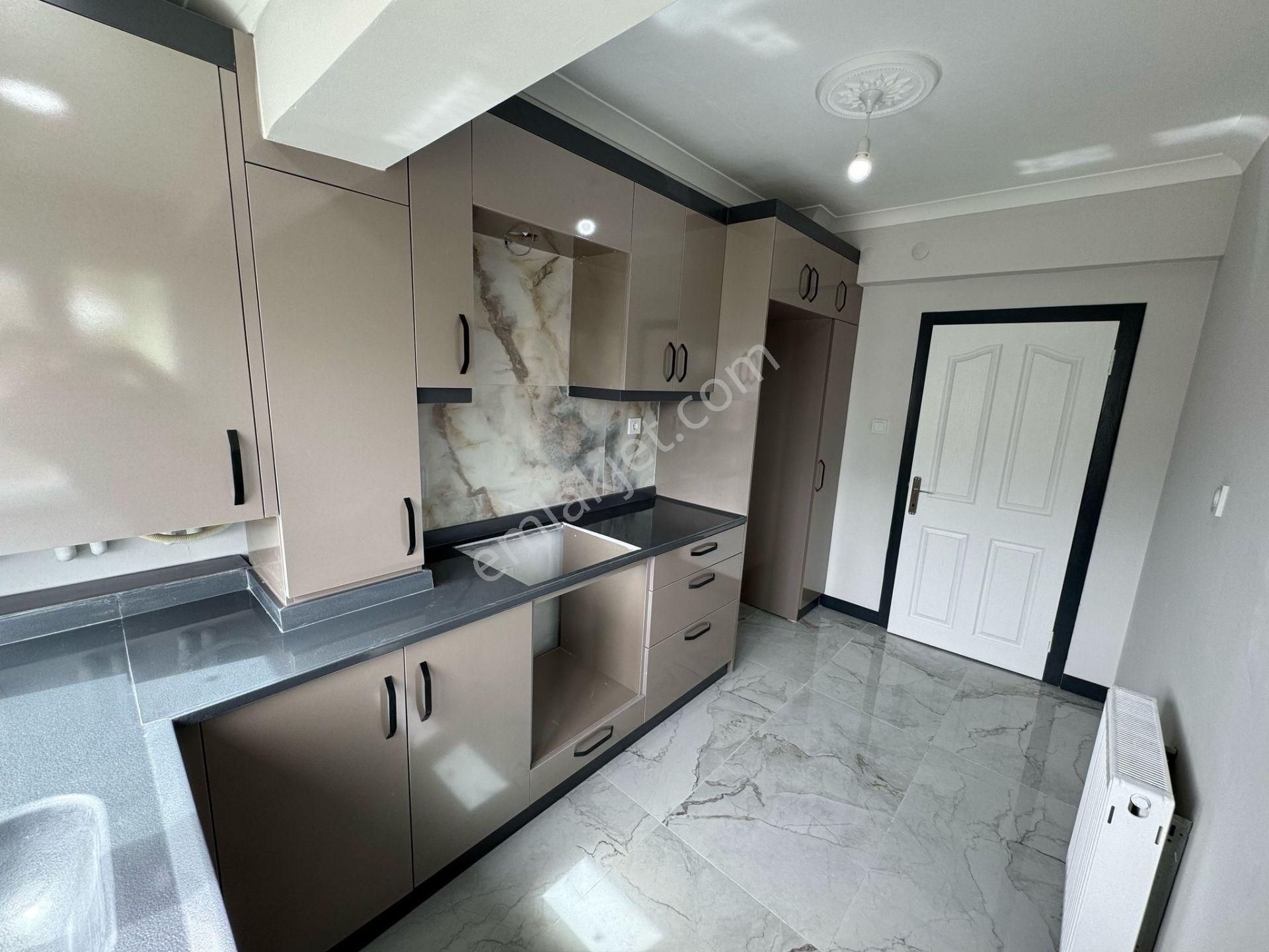 Çiçekli Cuma Pazarı Yakını 3+1 Çift Banyolu Full Yapılı Ön Cephe - Görsel 3