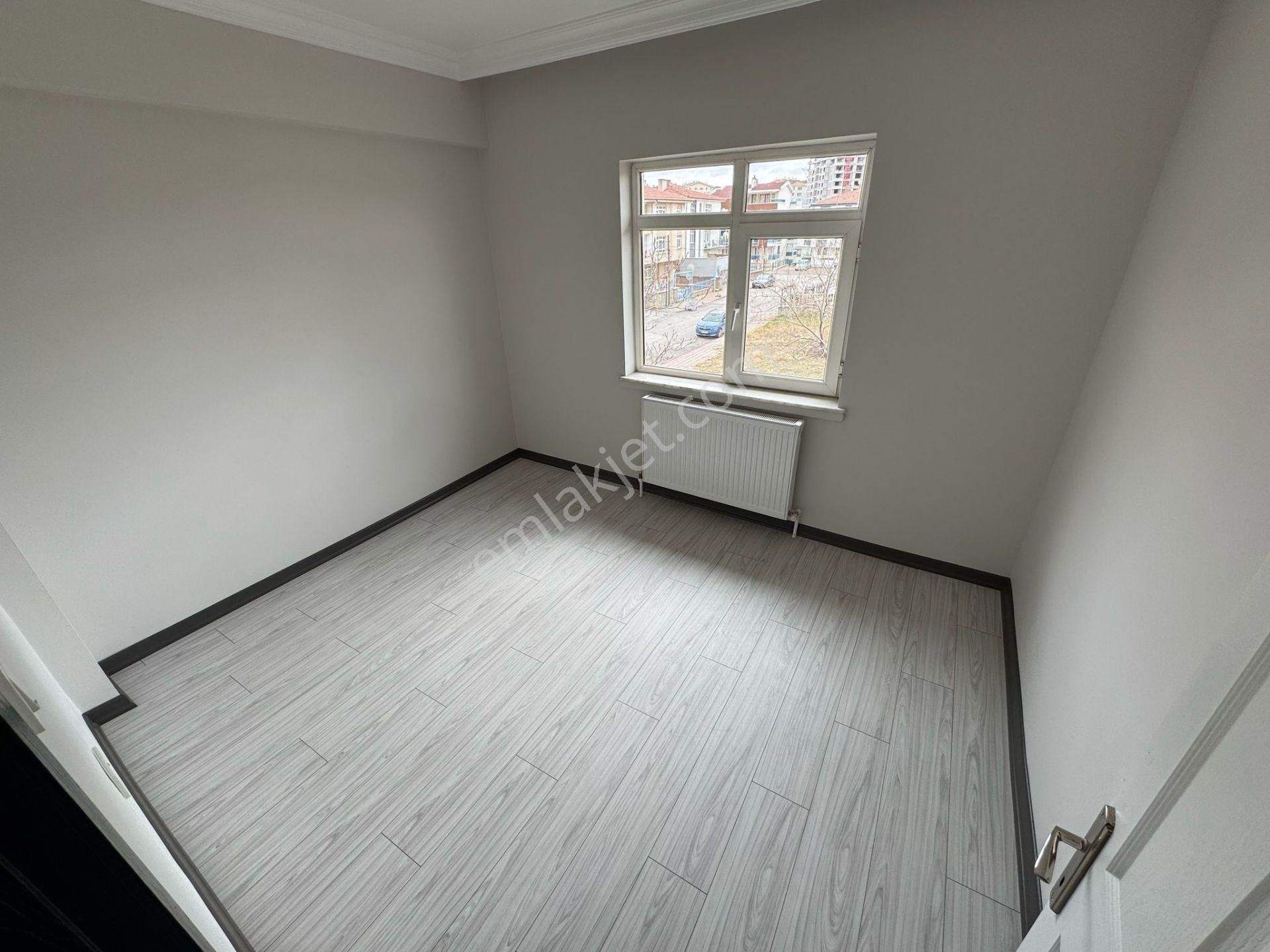 Çiçekli Cuma Pazarı Yakını 3+1 Çift Banyolu Full Yapılı Ön Cephe - Görsel 24