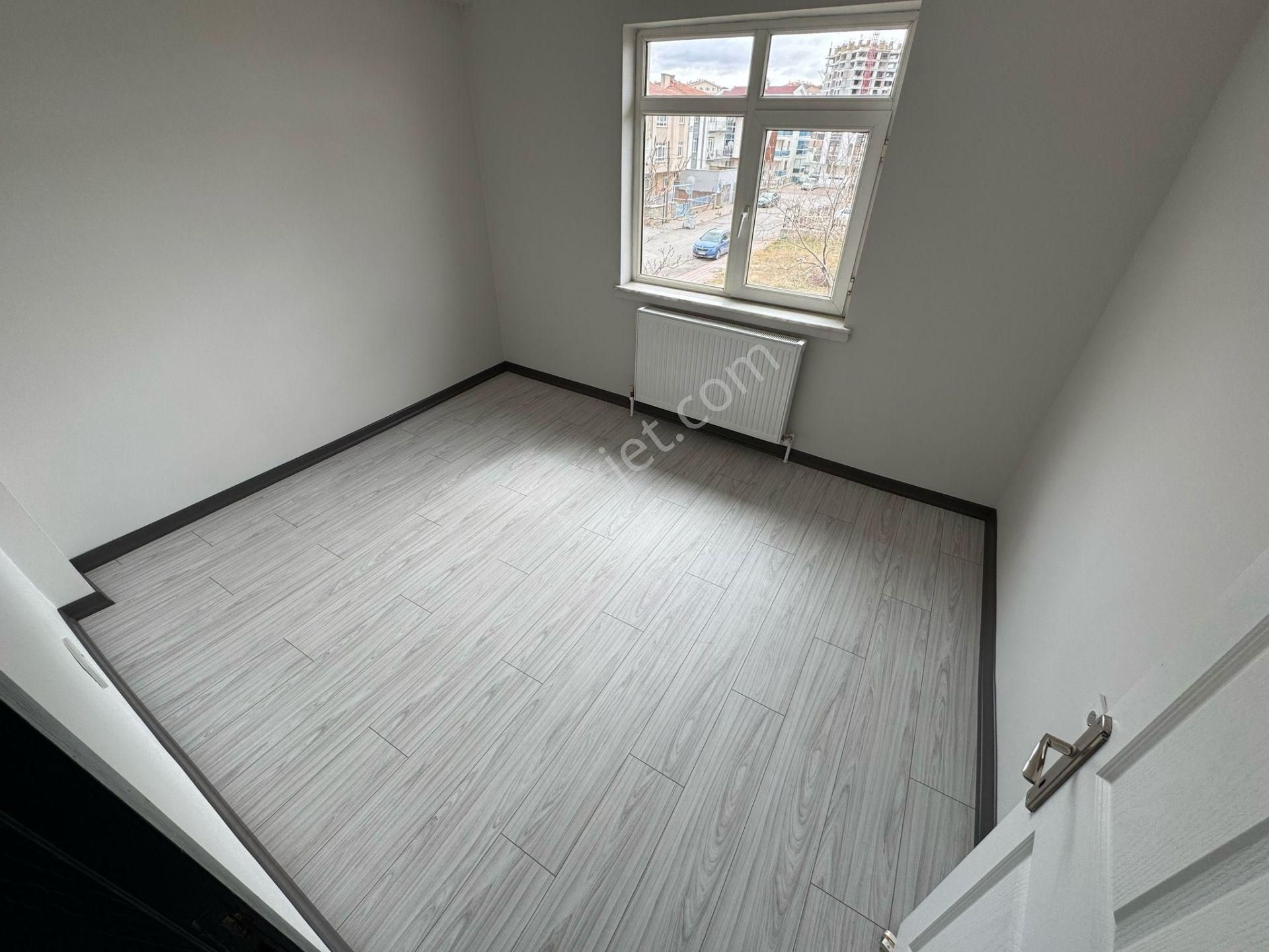 Çiçekli Cuma Pazarı Yakını 3+1 Çift Banyolu Full Yapılı Ön Cephe - Görsel 21