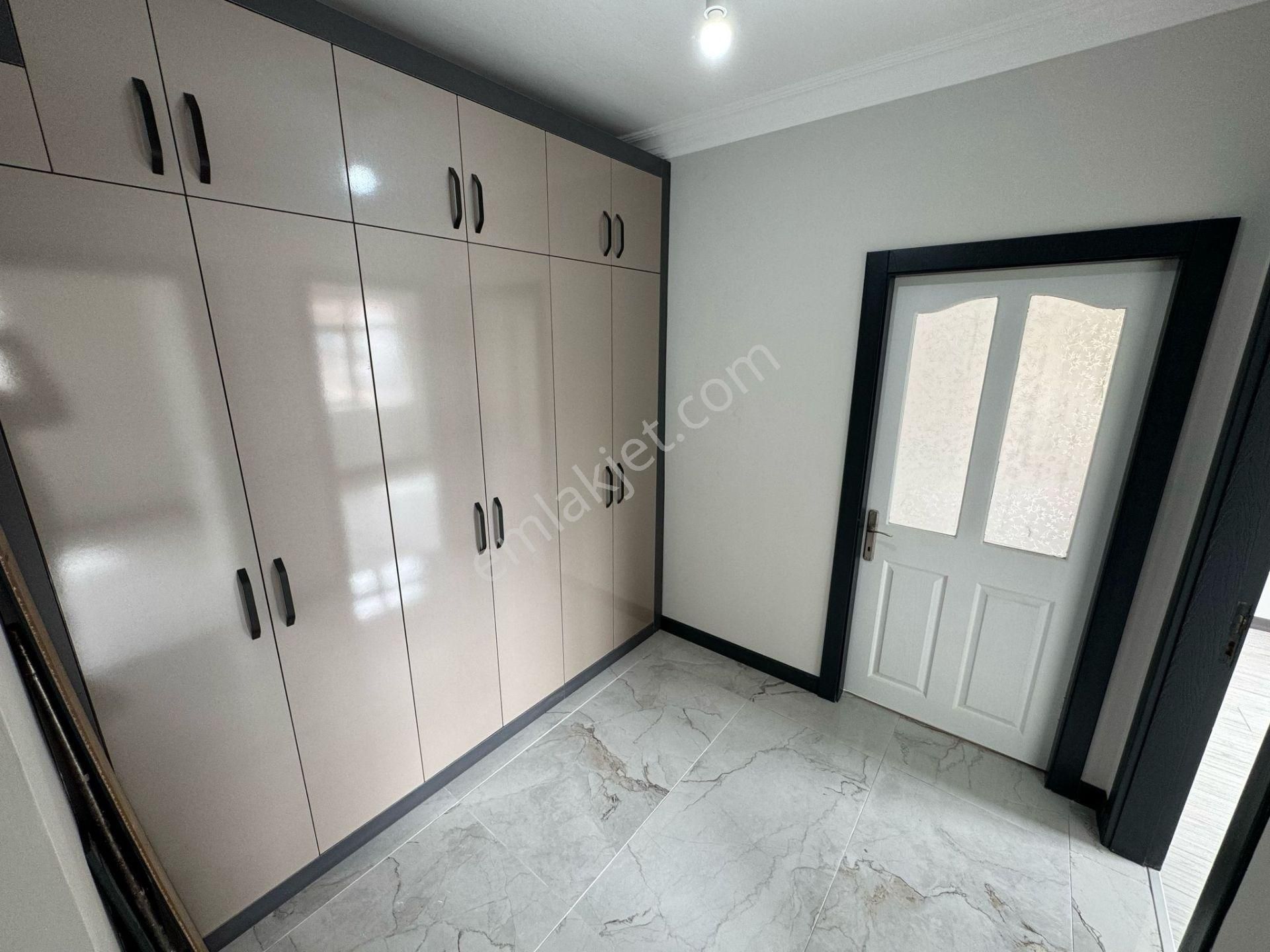 Çiçekli Cuma Pazarı Yakını 3+1 Çift Banyolu Full Yapılı Ön Cephe - Görsel 6