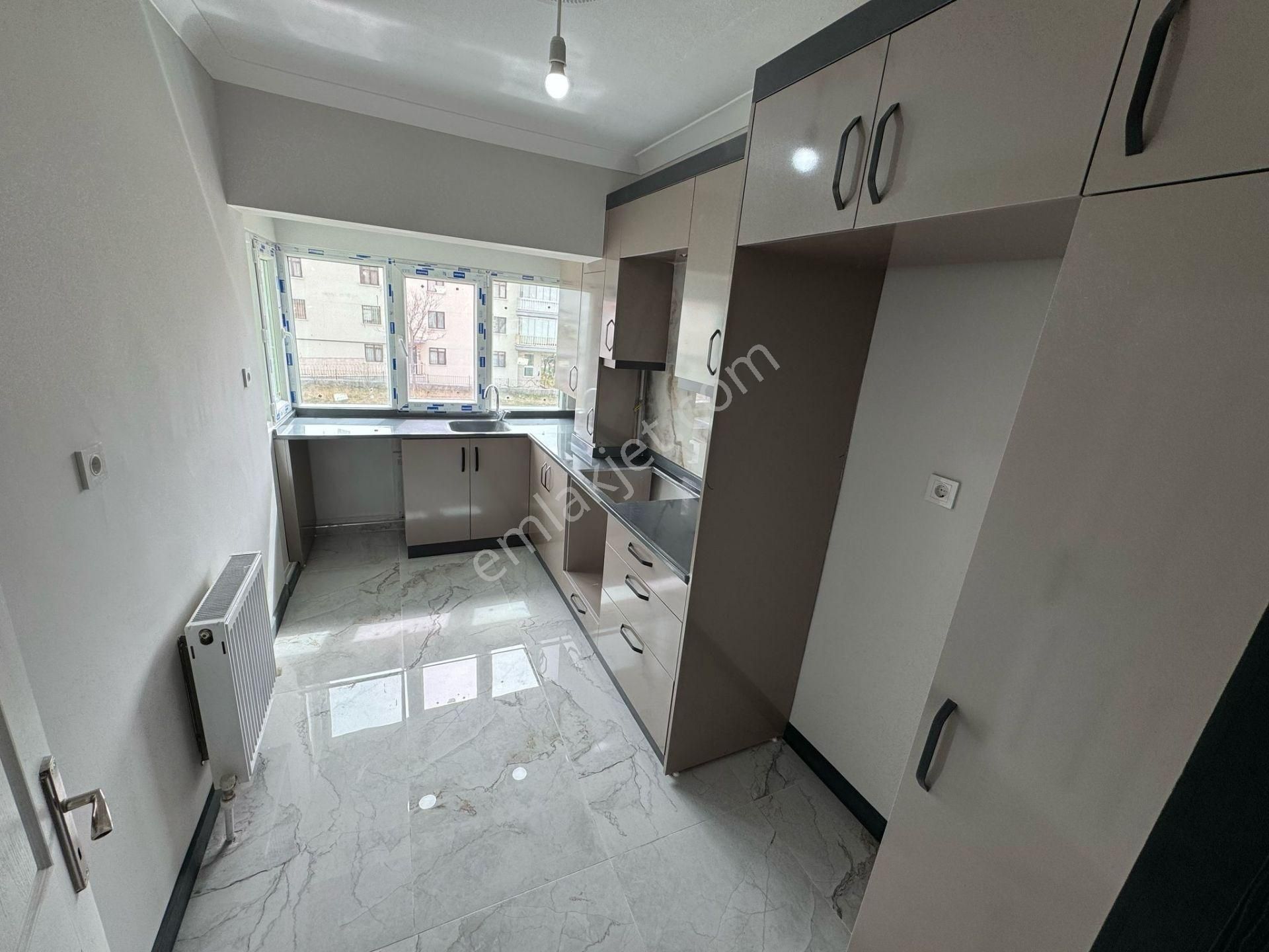 Çiçekli Cuma Pazarı Yakını 3+1 Çift Banyolu Full Yapılı Ön Cephe - Görsel 4