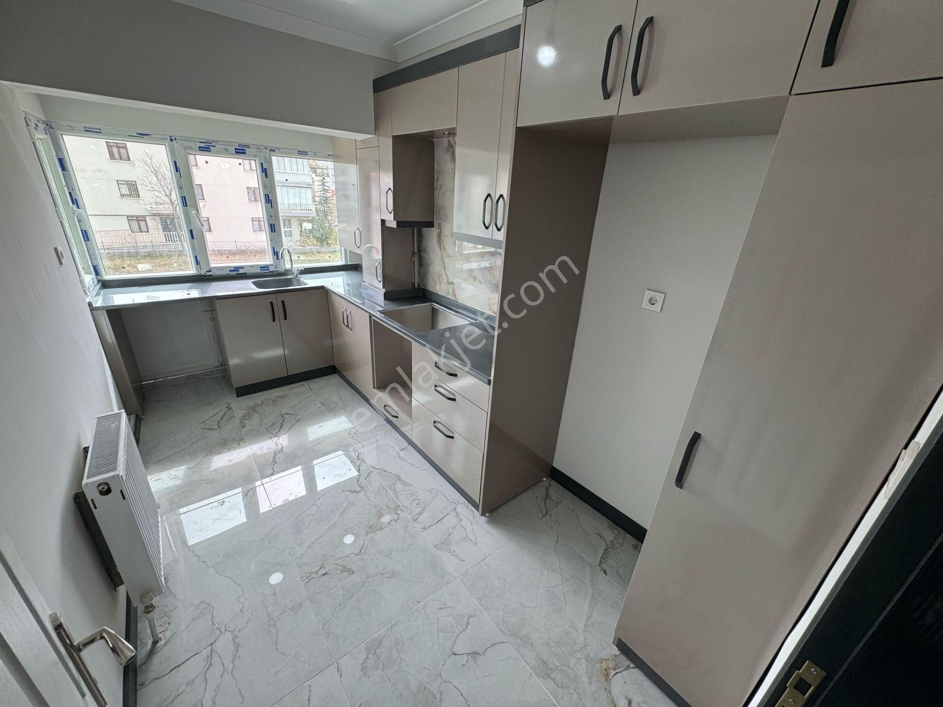 Çiçekli Cuma Pazarı Yakını 3+1 Çift Banyolu Full Yapılı Ön Cephe - Görsel 5