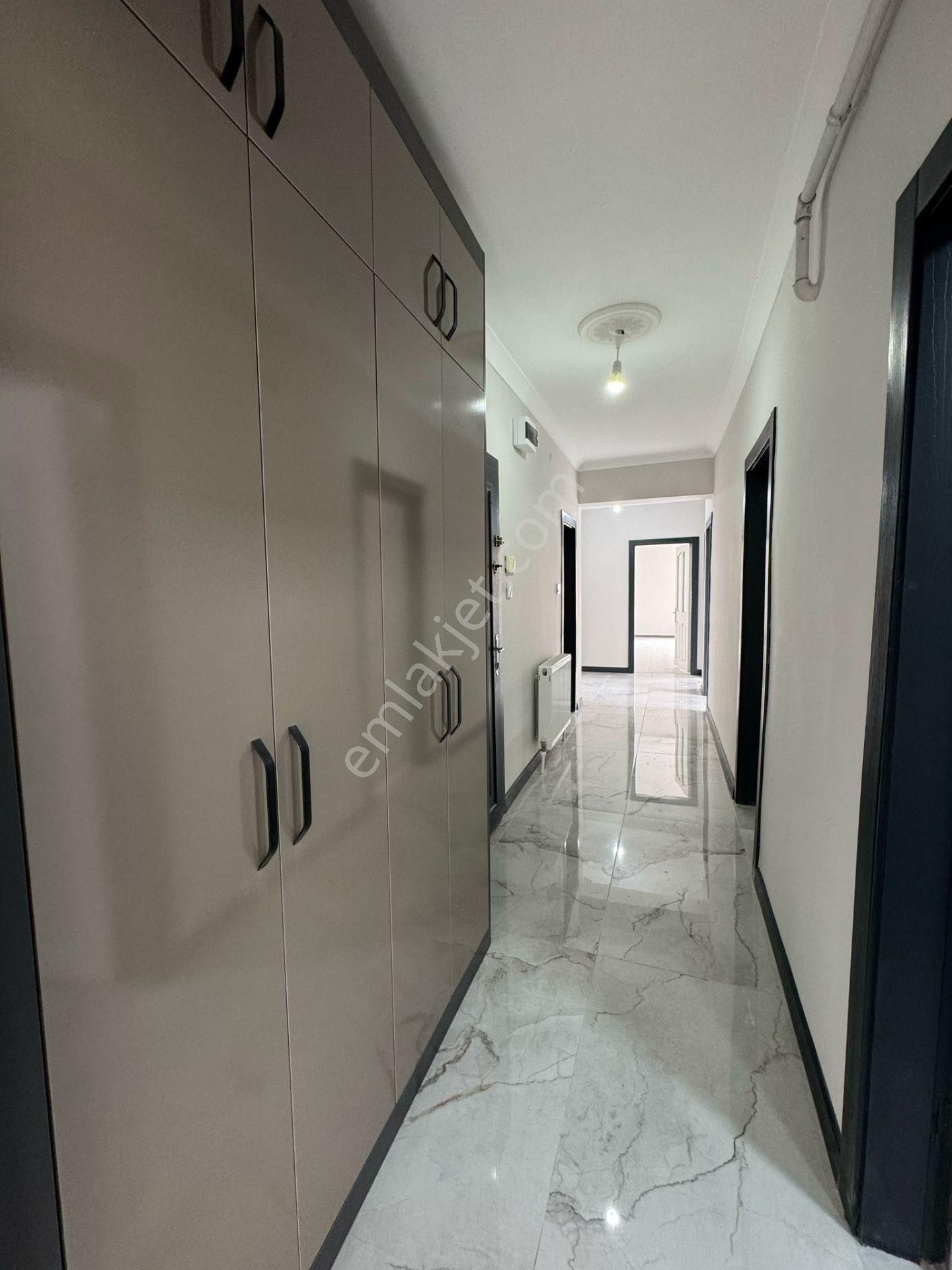 Çiçekli Cuma Pazarı Yakını 3+1 Çift Banyolu Full Yapılı Ön Cephe - Görsel 13