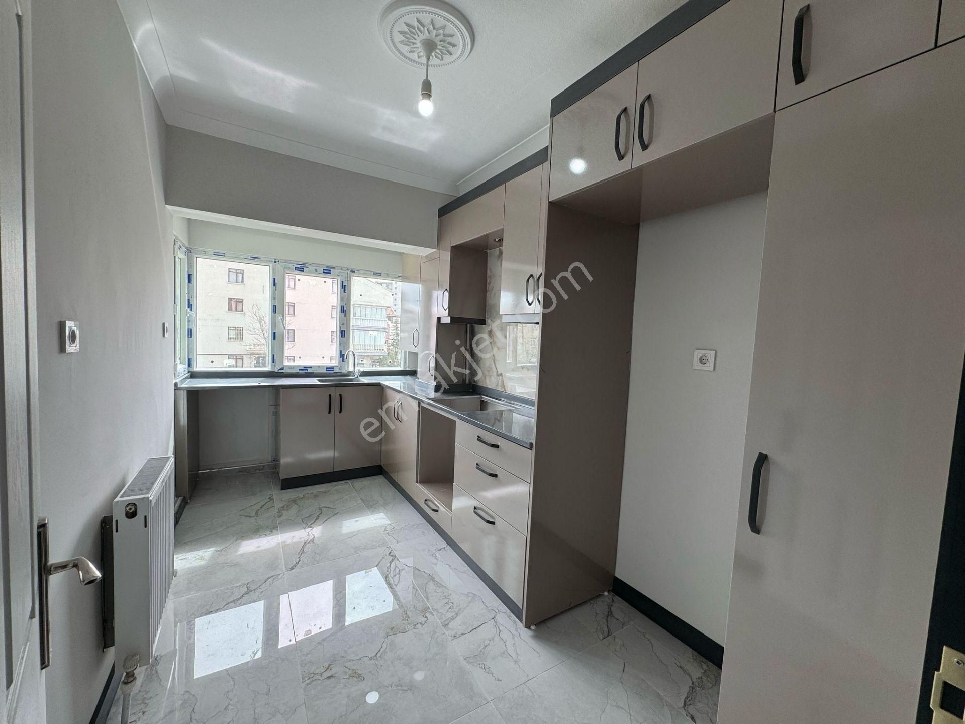 Çiçekli Cuma Pazarı Yakını 3+1 Çift Banyolu Full Yapılı Ön Cephe