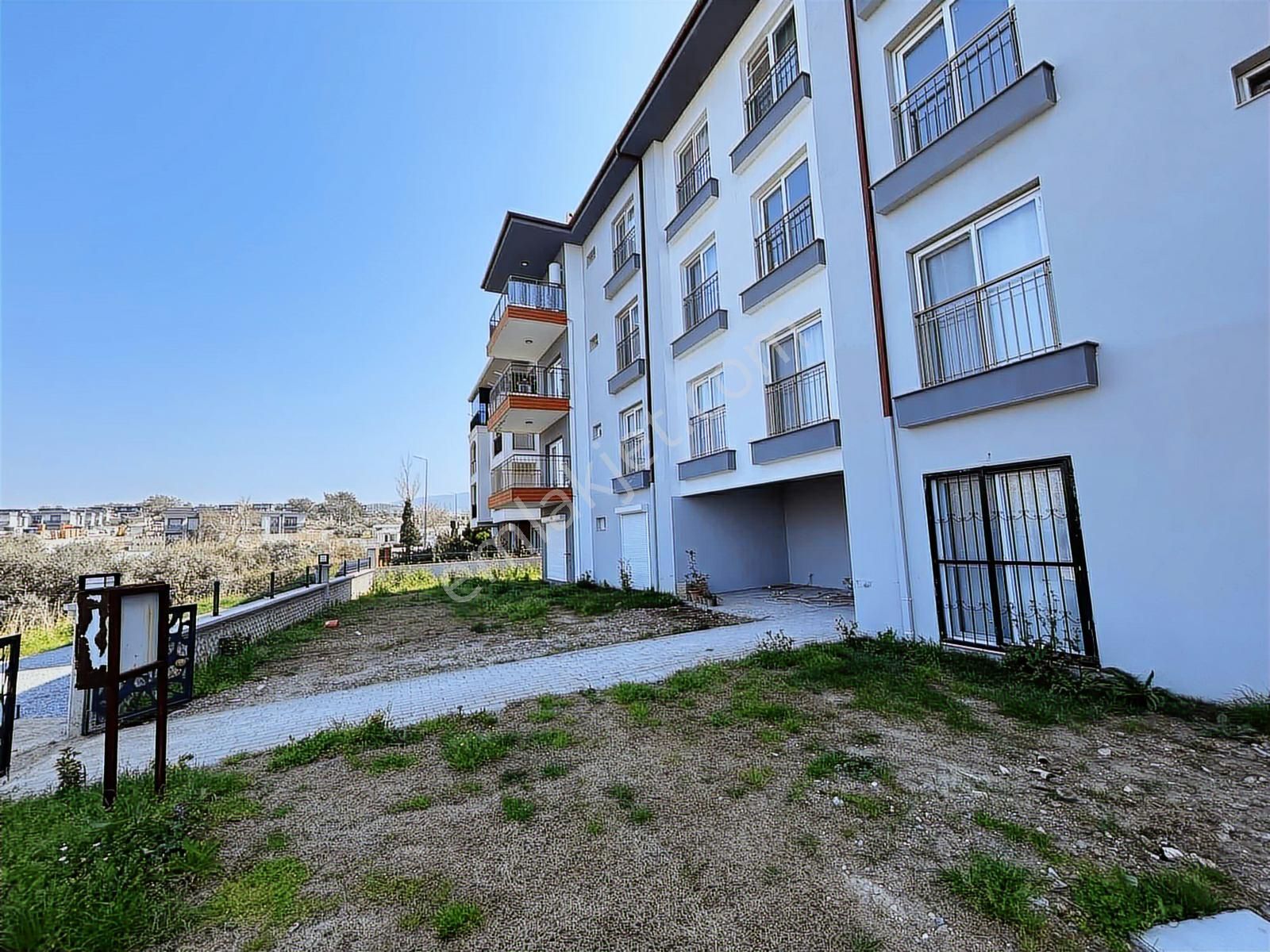 Kuşadası Davutlar Merkezde Deniz Manzaralı Kiralık 1+1 Daire - Görsel 7