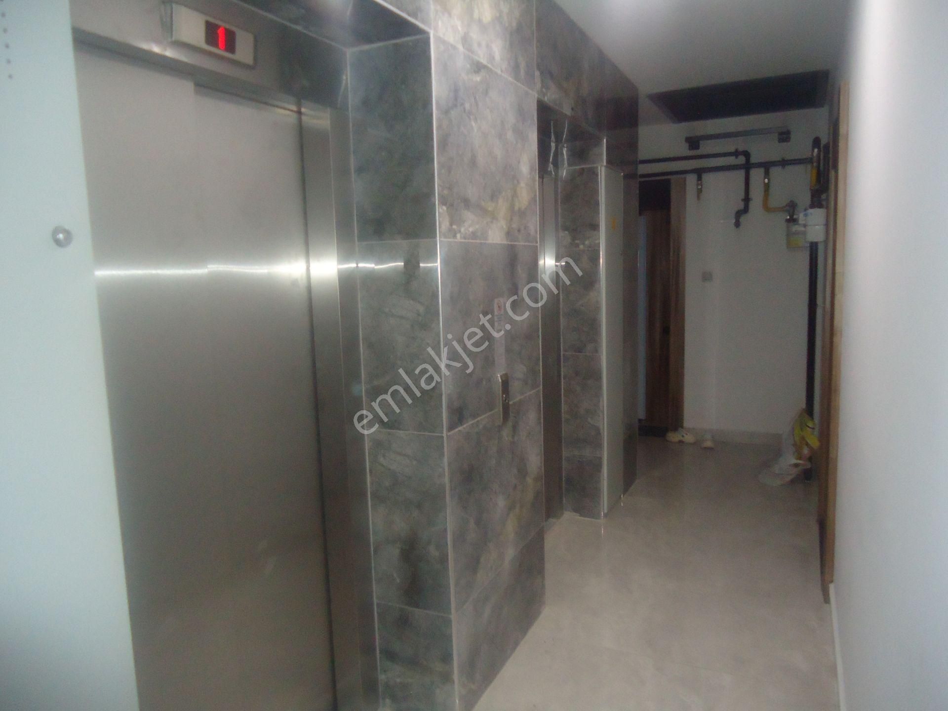 Krc'den Merkezi Konumda Cadde Üzeri Eşyalı Kiralık 1+1 Daire - Görsel 4