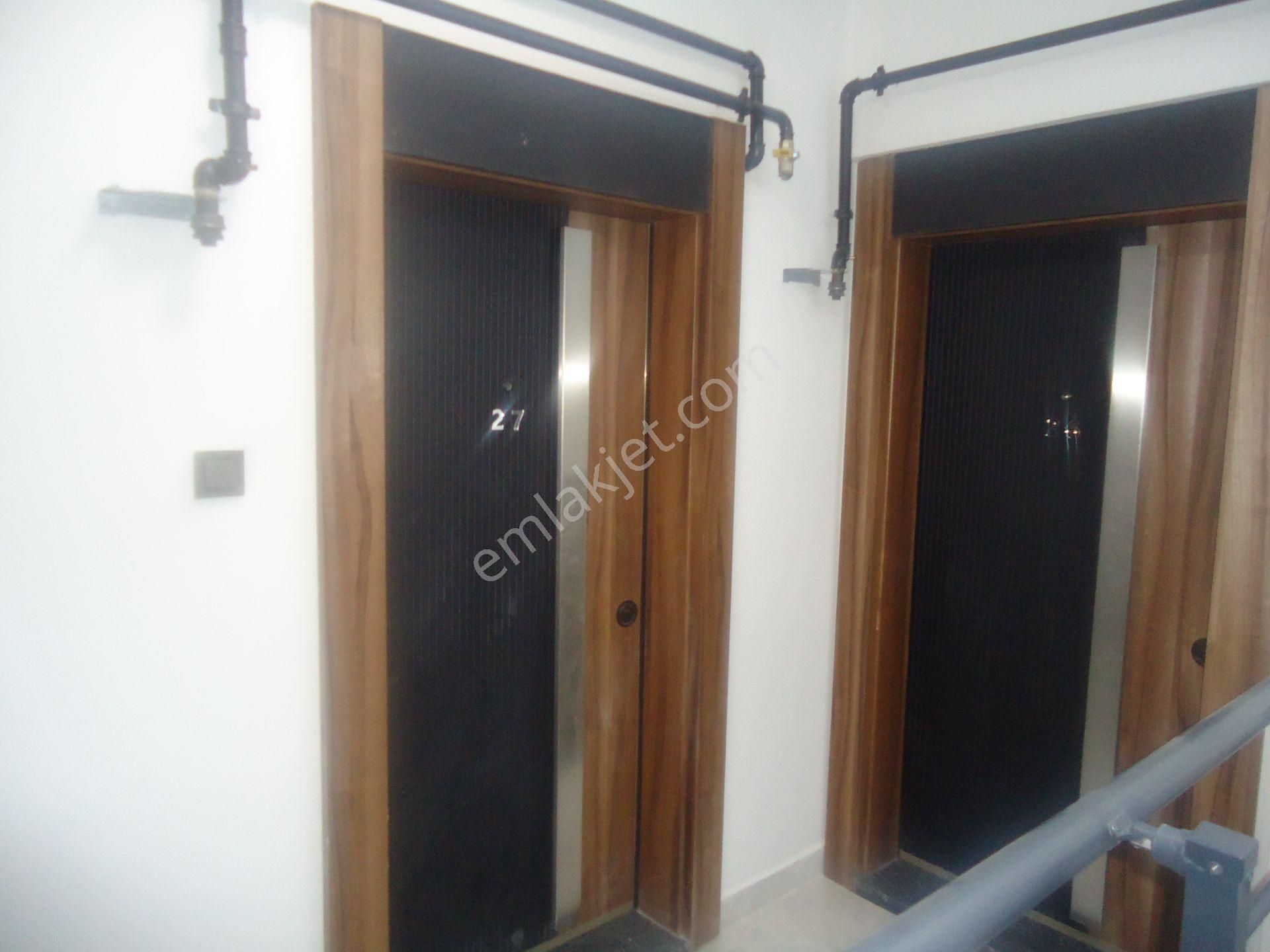 Krc'den Merkezi Konumda Cadde Üzeri Eşyalı Kiralık 1+1 Daire - Görsel 2