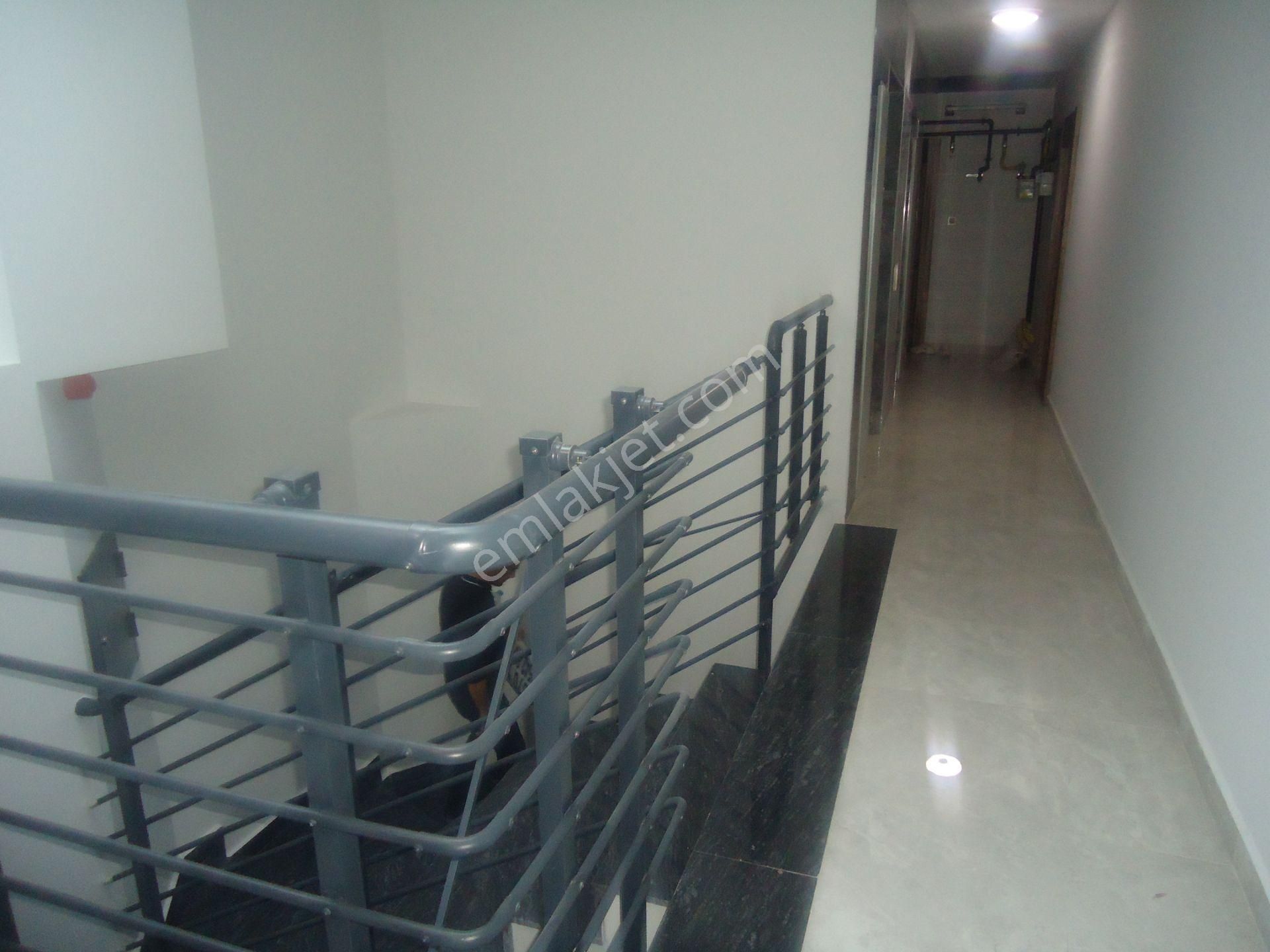Krc'den Merkezi Konumda Cadde Üzeri Eşyalı Kiralık 1+1 Daire - Görsel 3