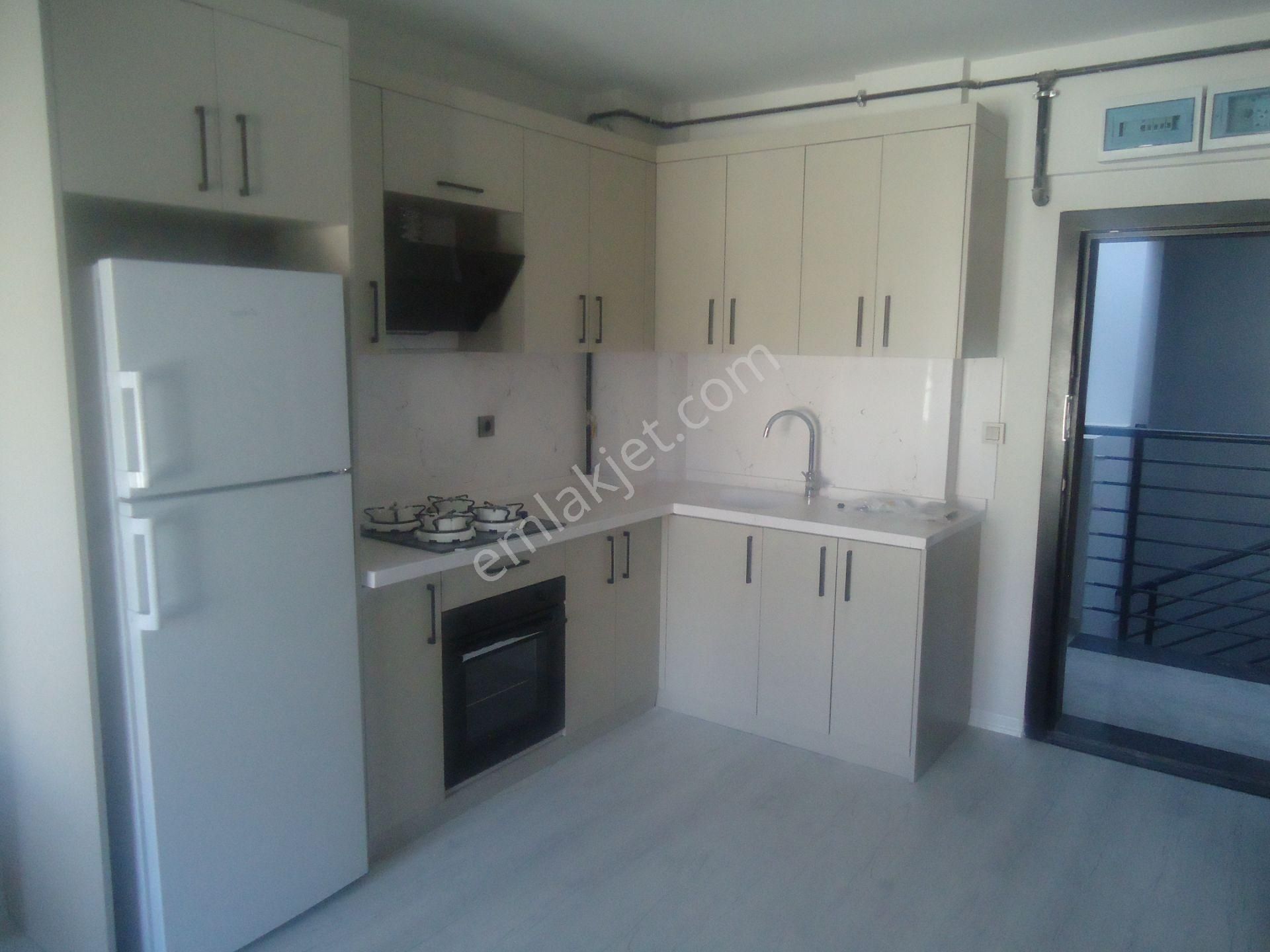 Krc'den Merkezi Konumda Cadde Üzeri Eşyalı Kiralık 1+1 Daire