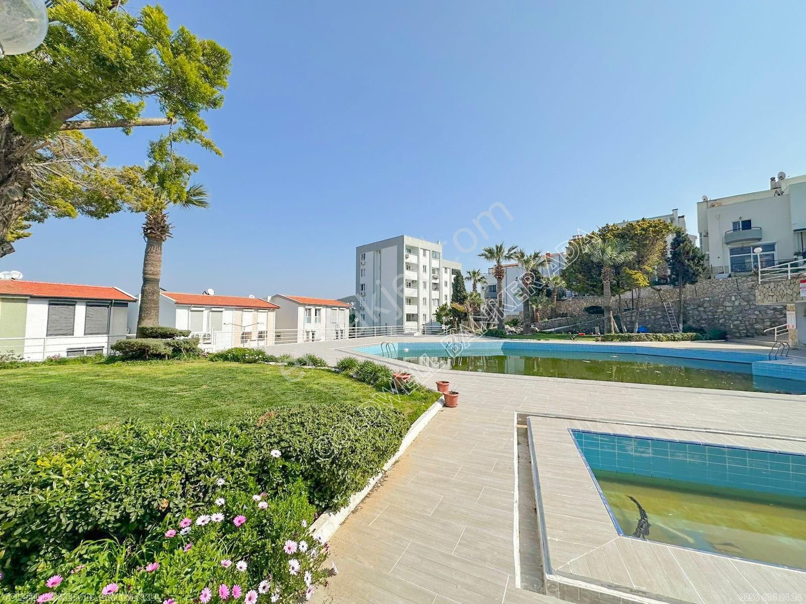 Kuşadası Efe Konakları'nda Deniz Manzaralı Eşyalı Tripleks Villa - Görsel 37