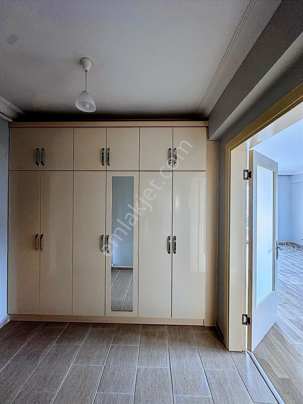 Kuşadası Şahan Sitesi'nde 3+1 Geniş Ve Doğalgazlı Daire - Görsel 6