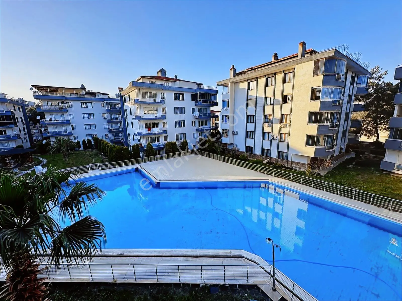 Kuşadası Şahan Sitesi'nde 3+1 Geniş Ve Doğalgazlı Daire - Görsel 3