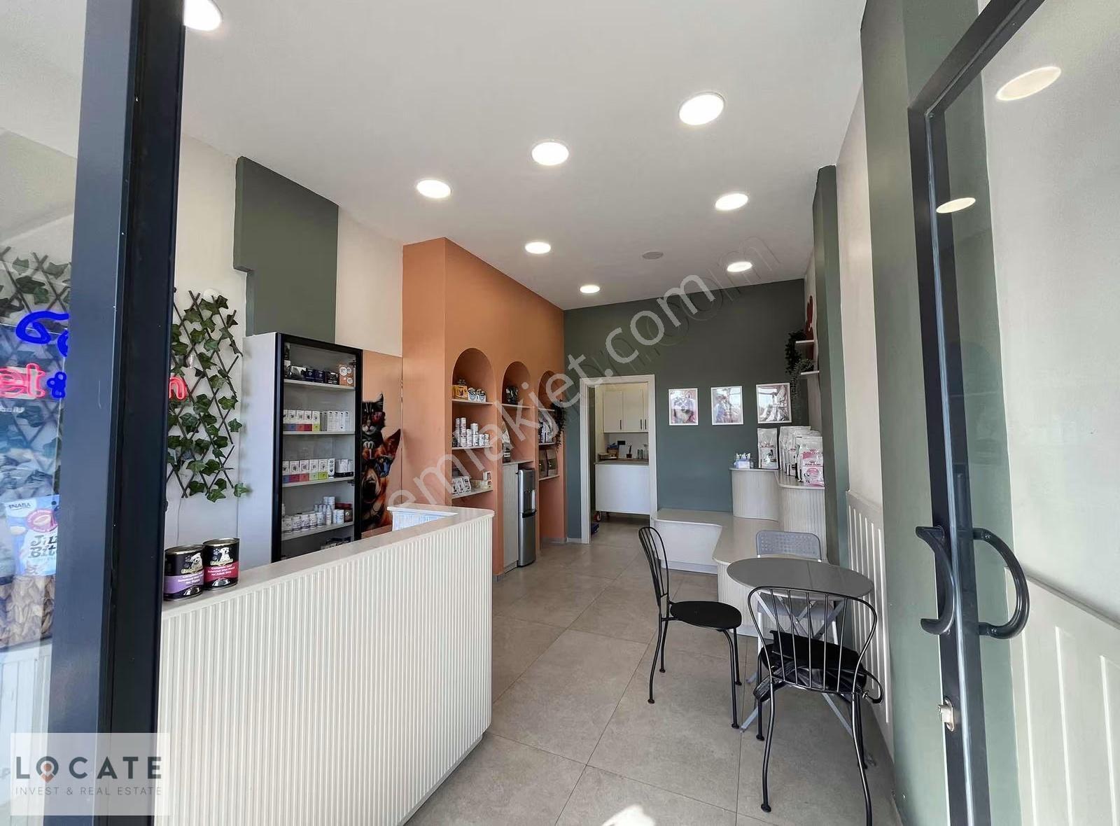Urla İskele'de Geniş Vitrinli Kiralık Dükkan