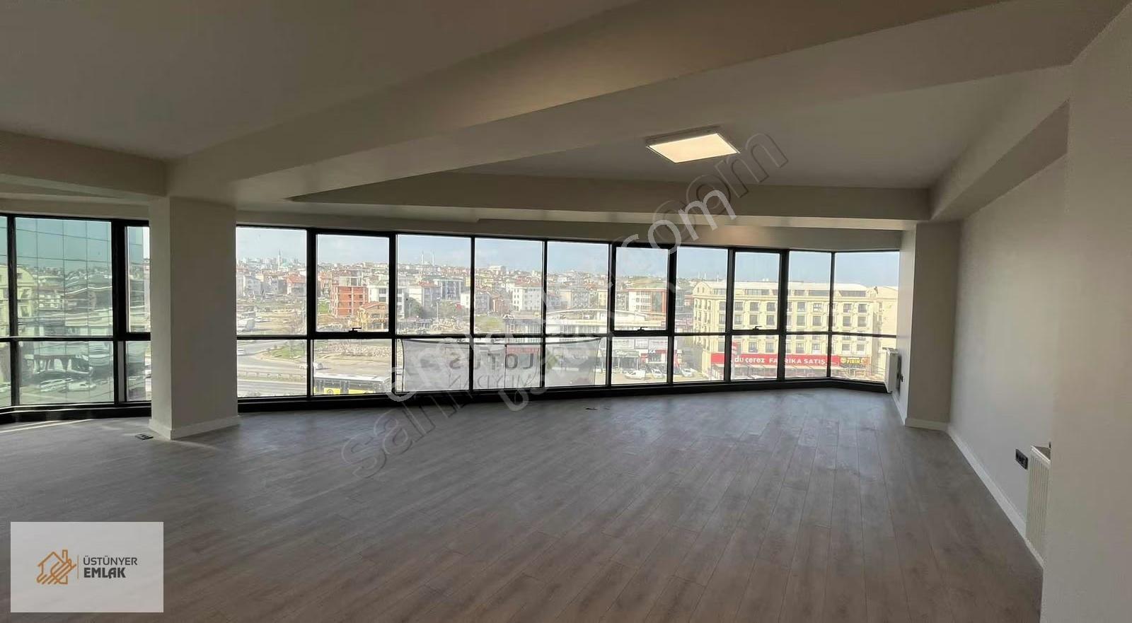 Mimaroba Lotus Meydan'da E-5 Cepheli Kiralık Ofis - Görsel 9