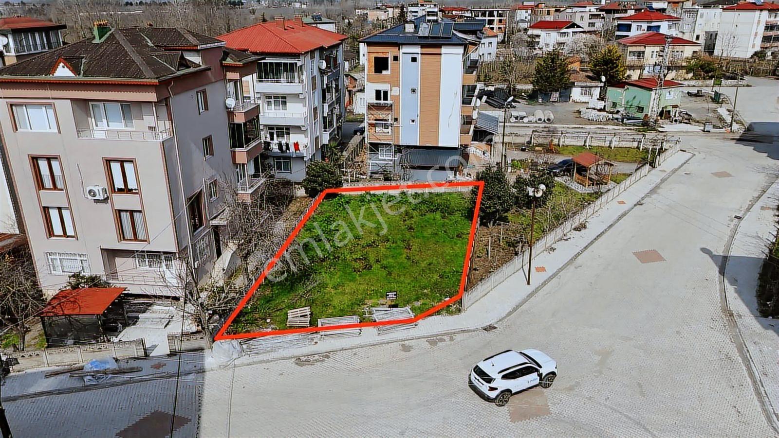 Lerox Uçardan Bahçelievlerde Meydan Konumda Arsa!